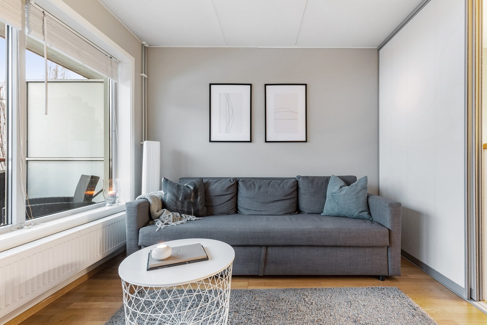 Stue med god plass til sofa og tilhørende møblement! Galleribilde