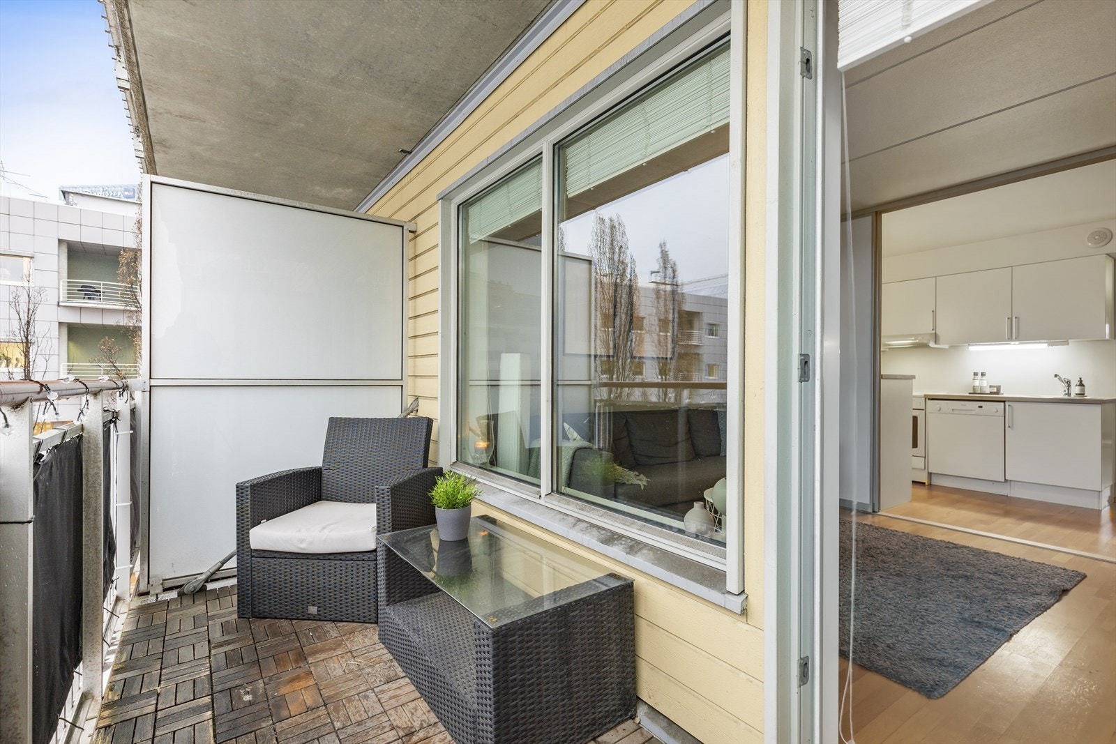 Romslig balkong med god plass til utemøbler og grill. Utsyn mot Barcode. Galleribilde