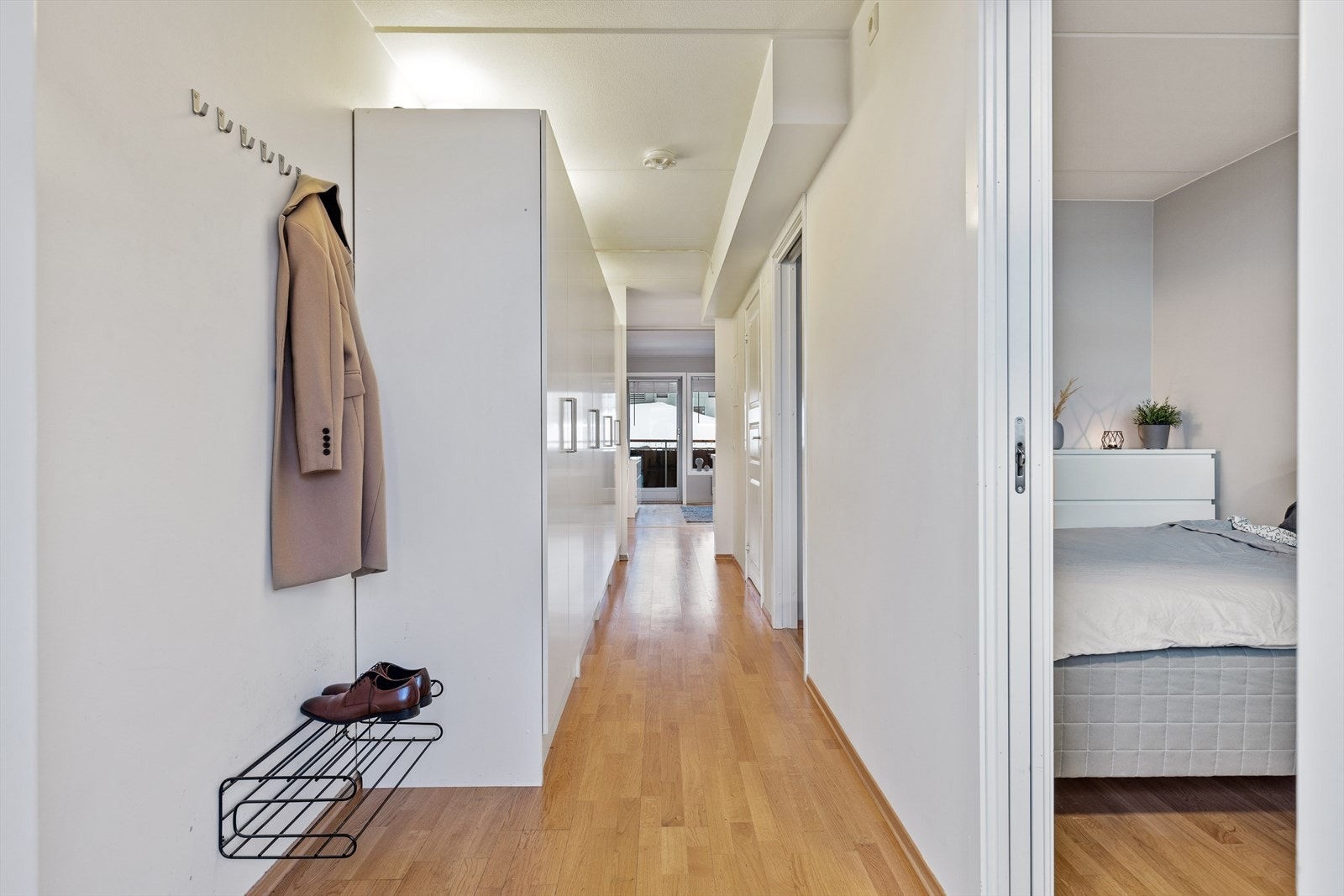 Romslig entré med god plass til å henge fra seg sko og yttertøy. God plass til garderobeskap! Galleribilde