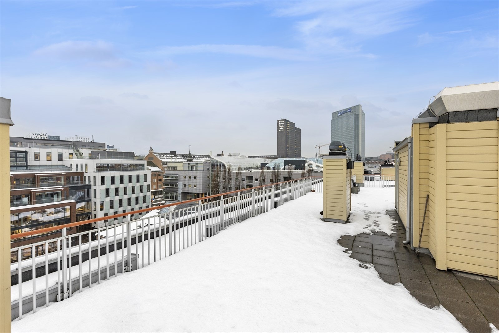 Takterrasse med utsikt over byen. Galleribilde