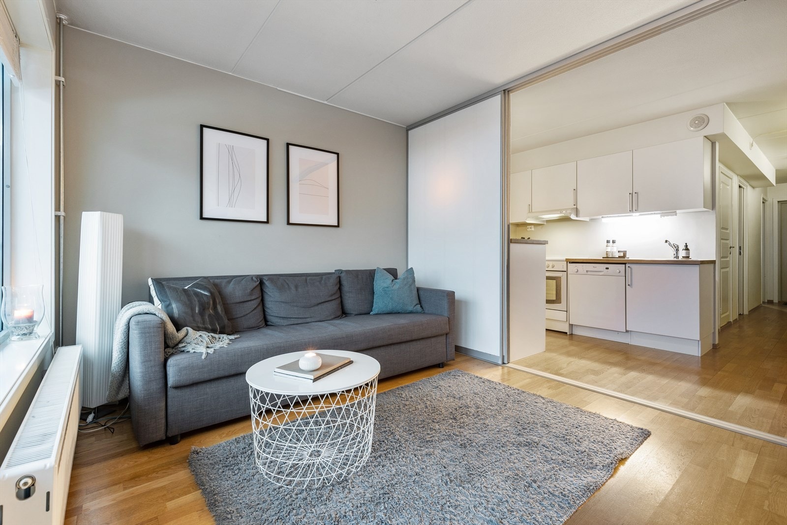 Stue med åpen kjøkkenløsning. Galleribilde