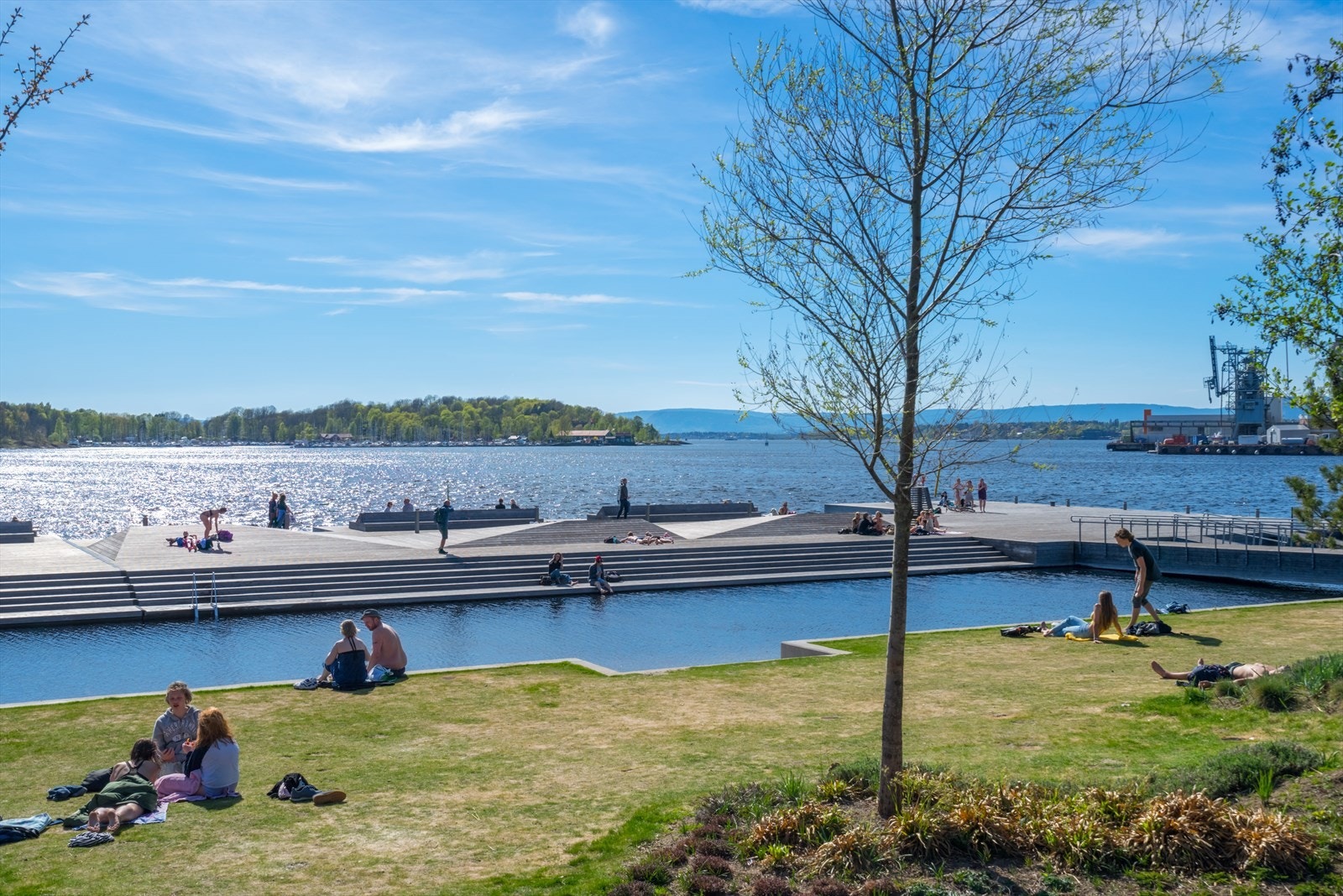 Gangavstand til Sørenga sjøbad. Flott badeplass ytterst på Sørenga i Oslo. Galleribilde