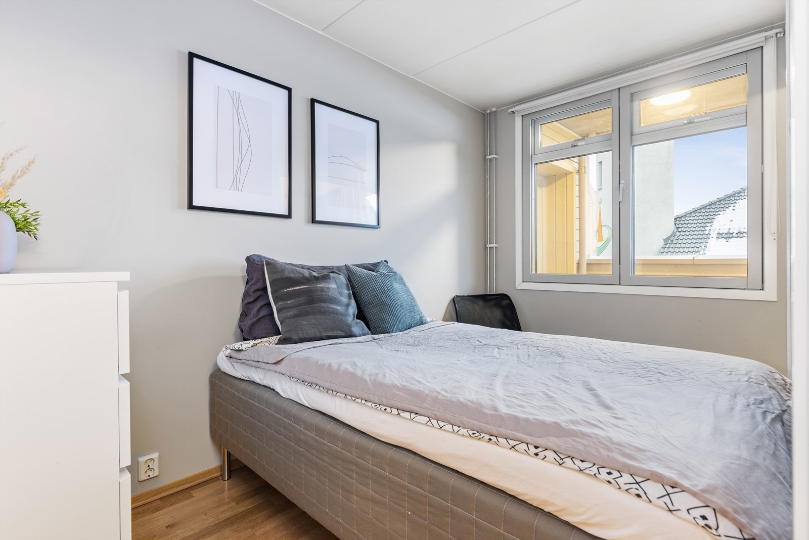 Romslig soverom med plass til dobbeltseng og garderobeskap. Galleribilde