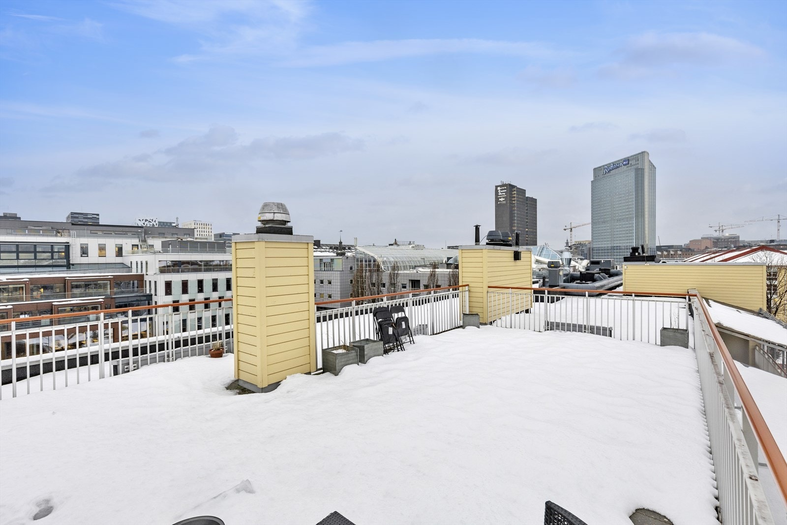 Flott takterrasse med god solforhold! Her kan sene sommerkvelder nytes. Galleribilde