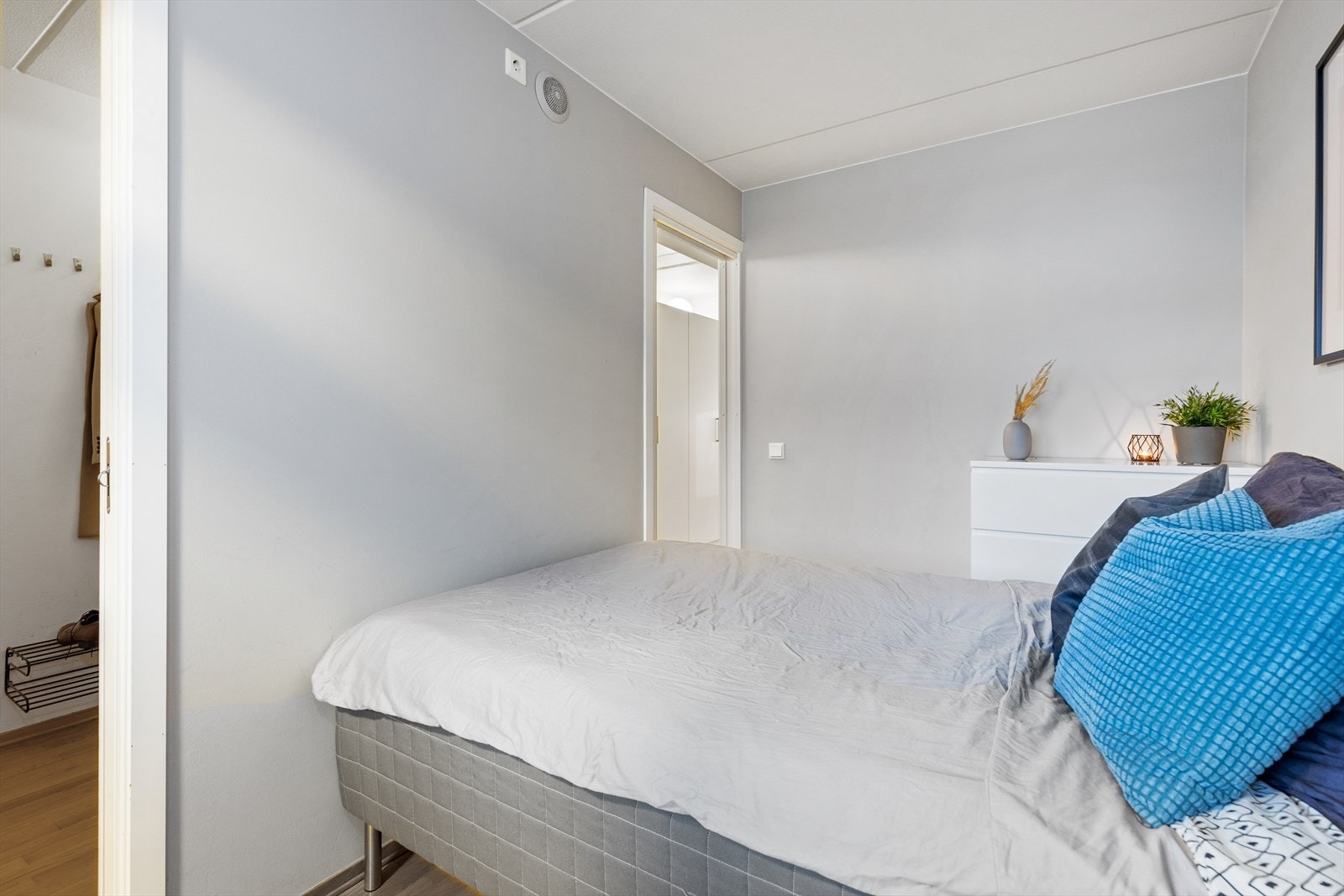 Soverom med skyvedører og lyse overflater. Galleribilde