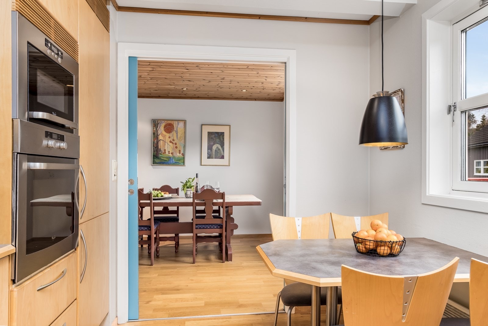 Adskilt kjøkken fra stue. God plass til kjøkkenbord plassert ved vindu. Galleribilde