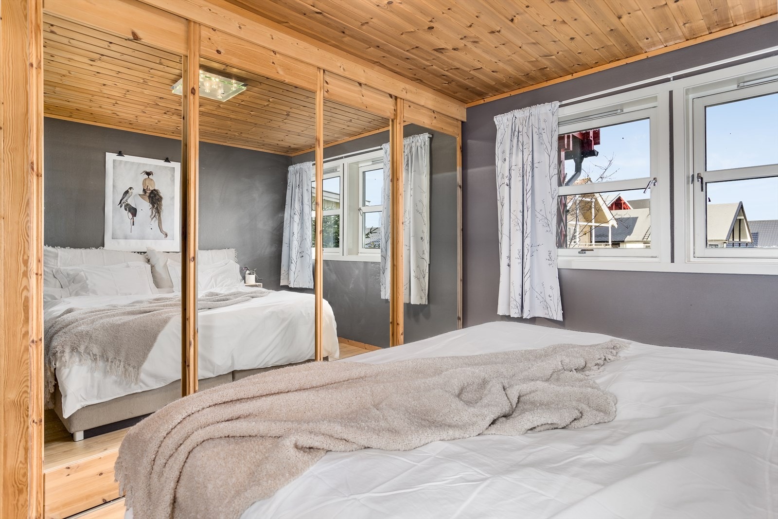 Speilgarderobe med god plass til lagring. Galleribilde
