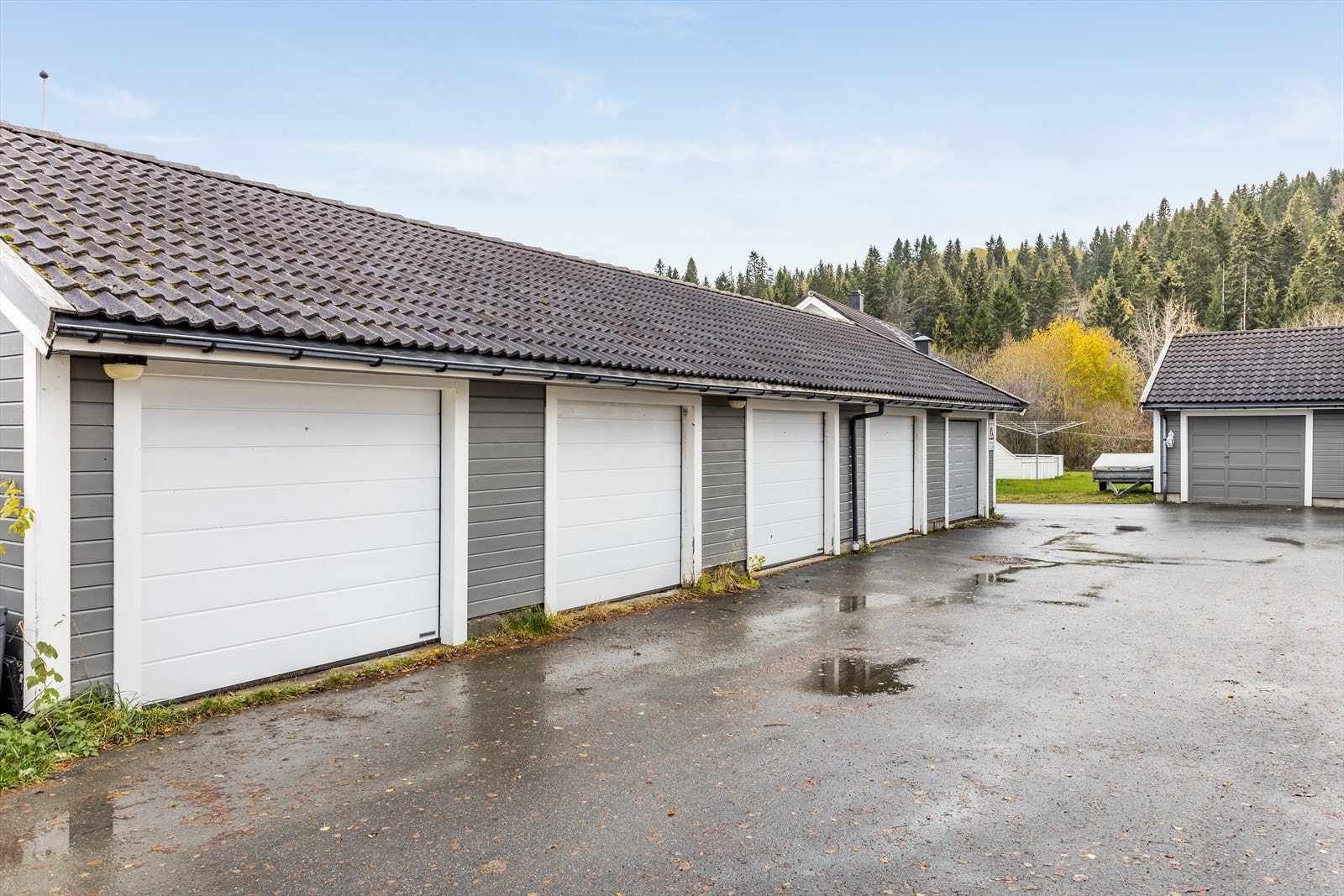 Egen garasjeplass samt oppstillingsplasser med EL-billader. Galleribilde