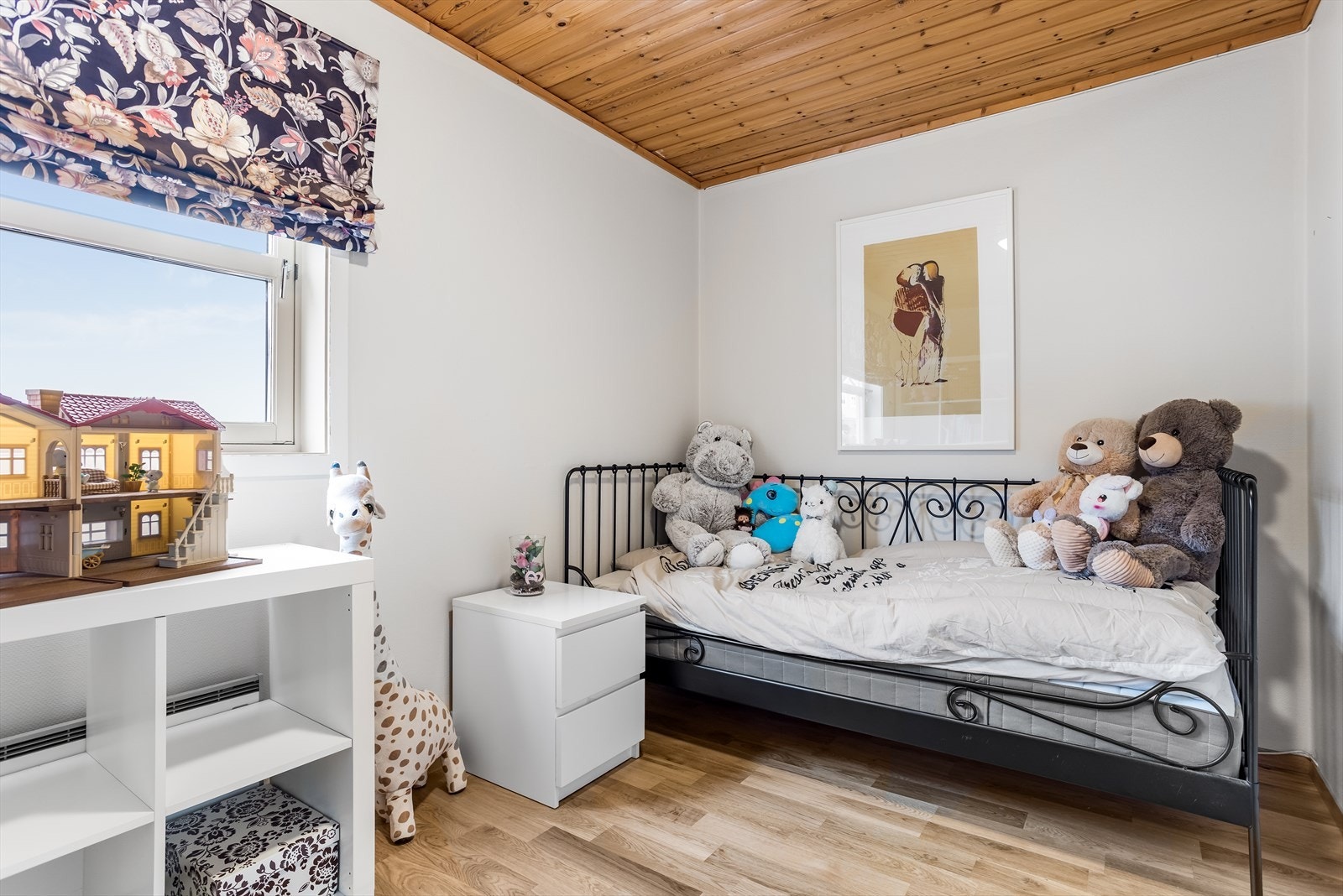 Ligger i stille og rolig område. Kort vei til populære Stavset barneskole og Ugla ungdomskole. Galleribilde