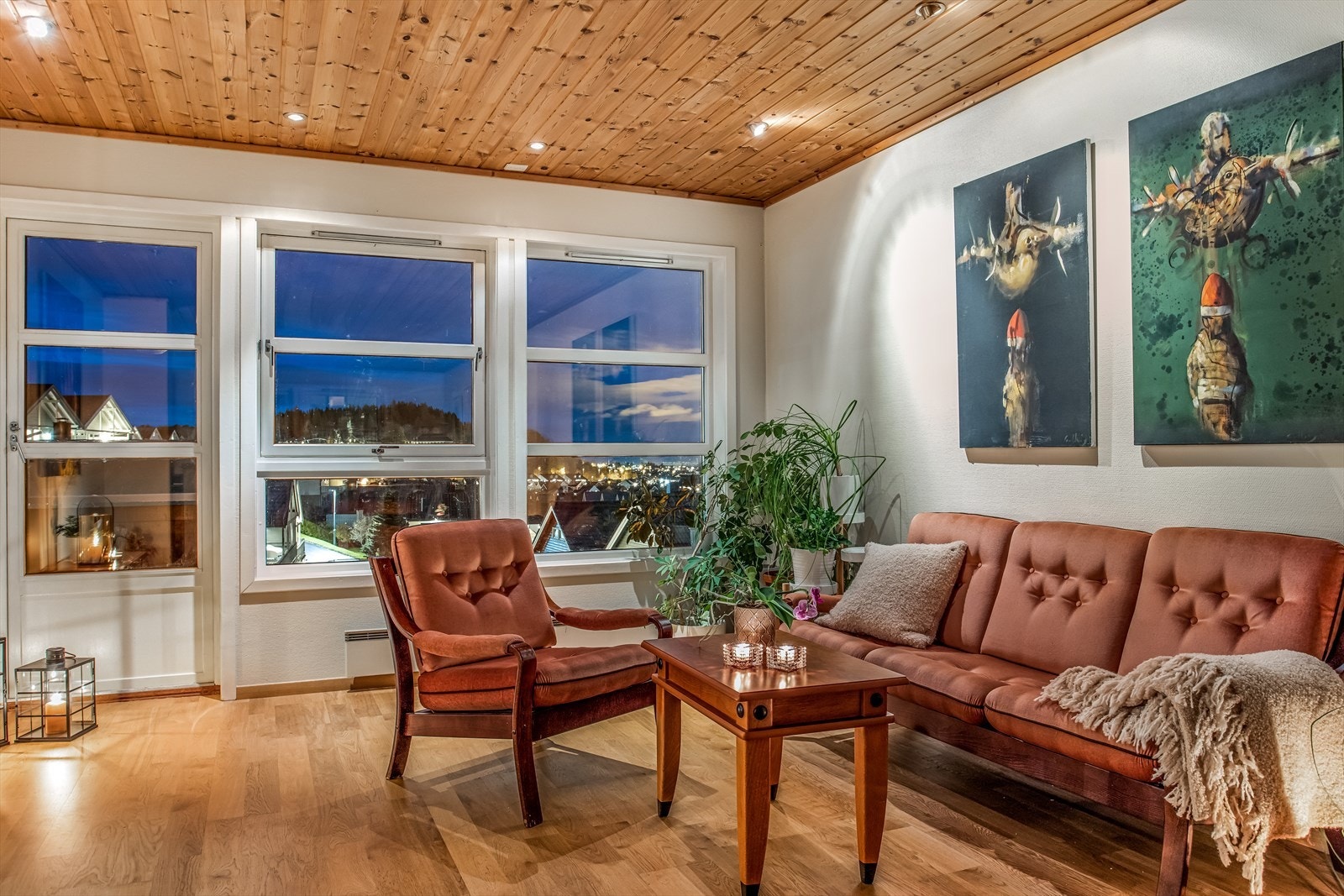 Herlig stue på 33.5 kvadrat med flere vinduer og utgang til veranda. Galleribilde