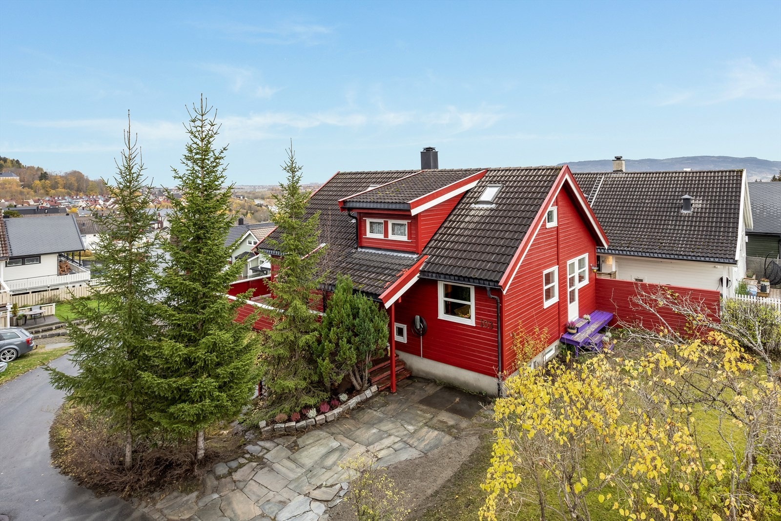 Flott enebolig med hjørnetomt og garasje som ligger i felles garasjerekke. Galleribilde