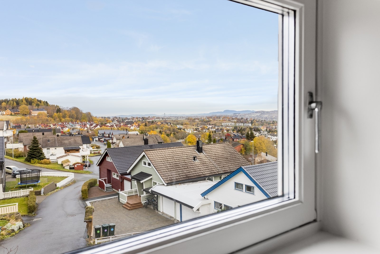 Flott utsikt fra boligen og gode solforhold. Galleribilde