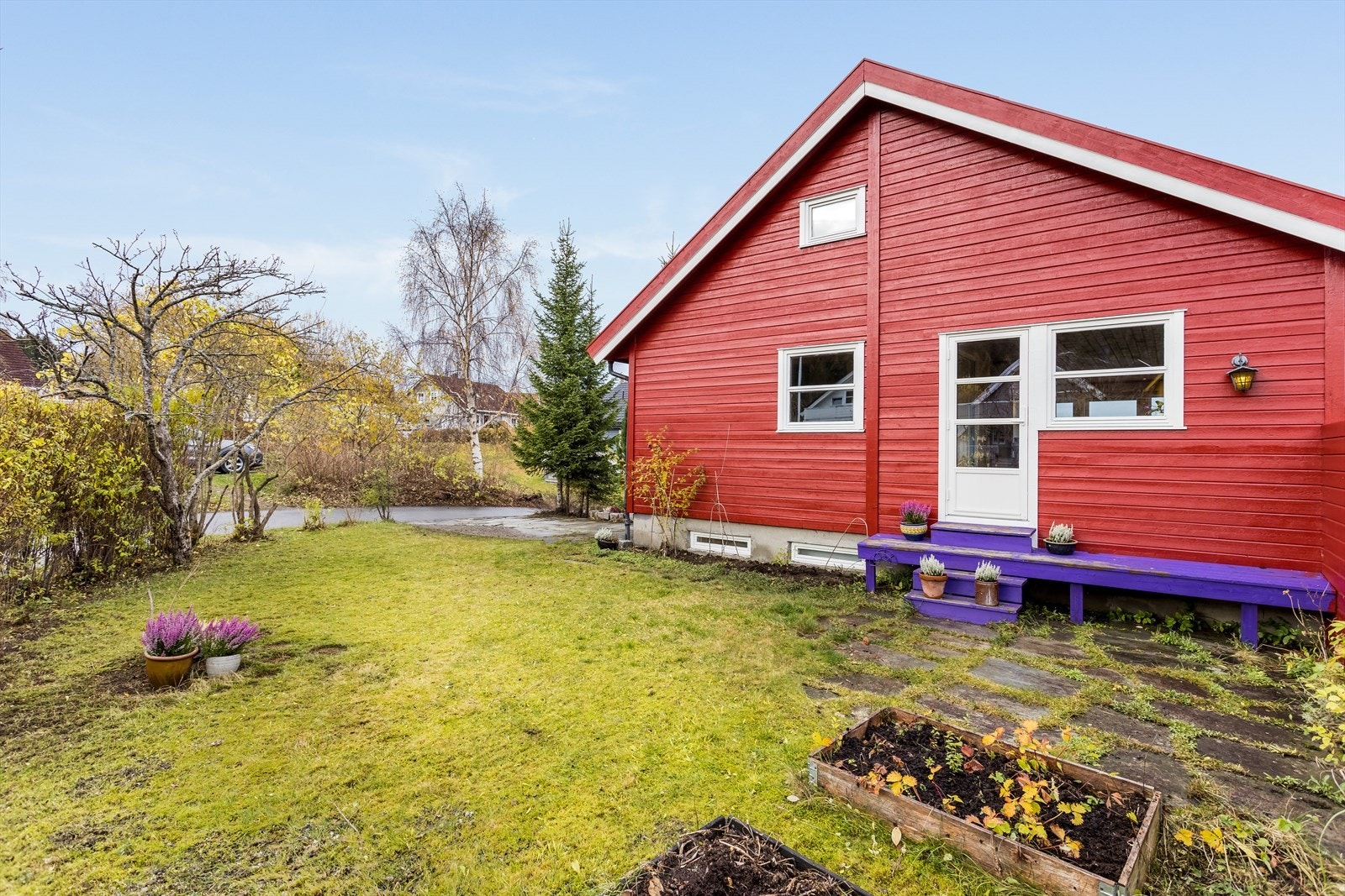 Flott uteplass på sørsiden som er veldig lun og skjermet (av beplantning) om sommeren.
Her er solen fra 09-21 mitt på sommeren. Galleribilde