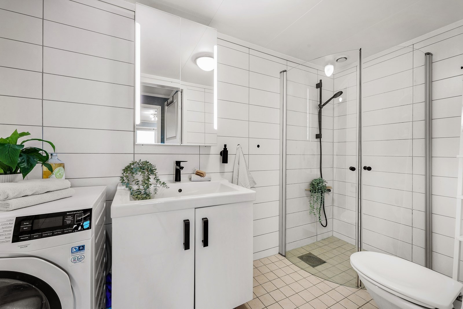 - Fint helfliset bad med varme i gulv - Galleribilde