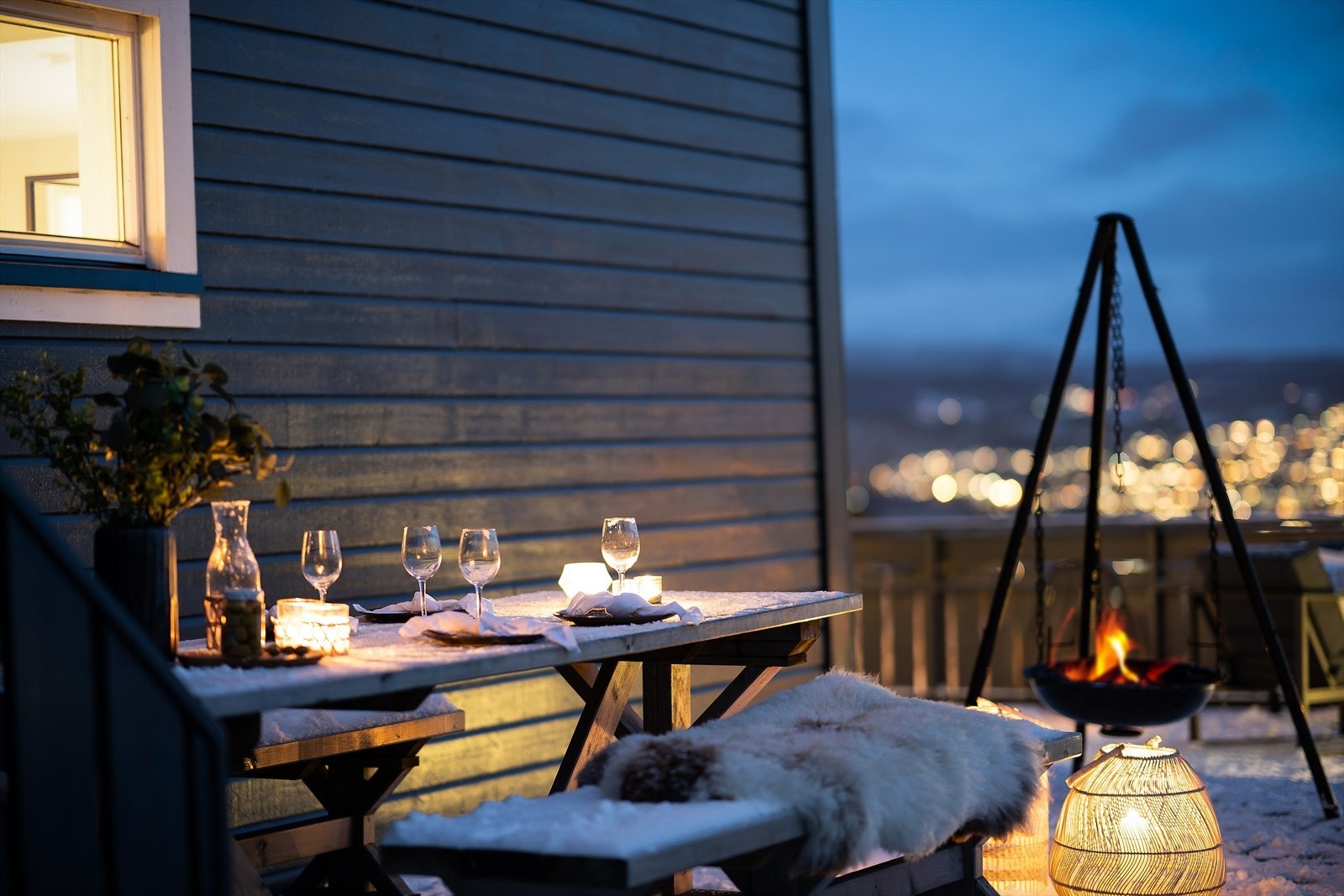 - Den store terrassen gir plass til flere hyggelige soner, hvor man kan følge solen - Galleribilde