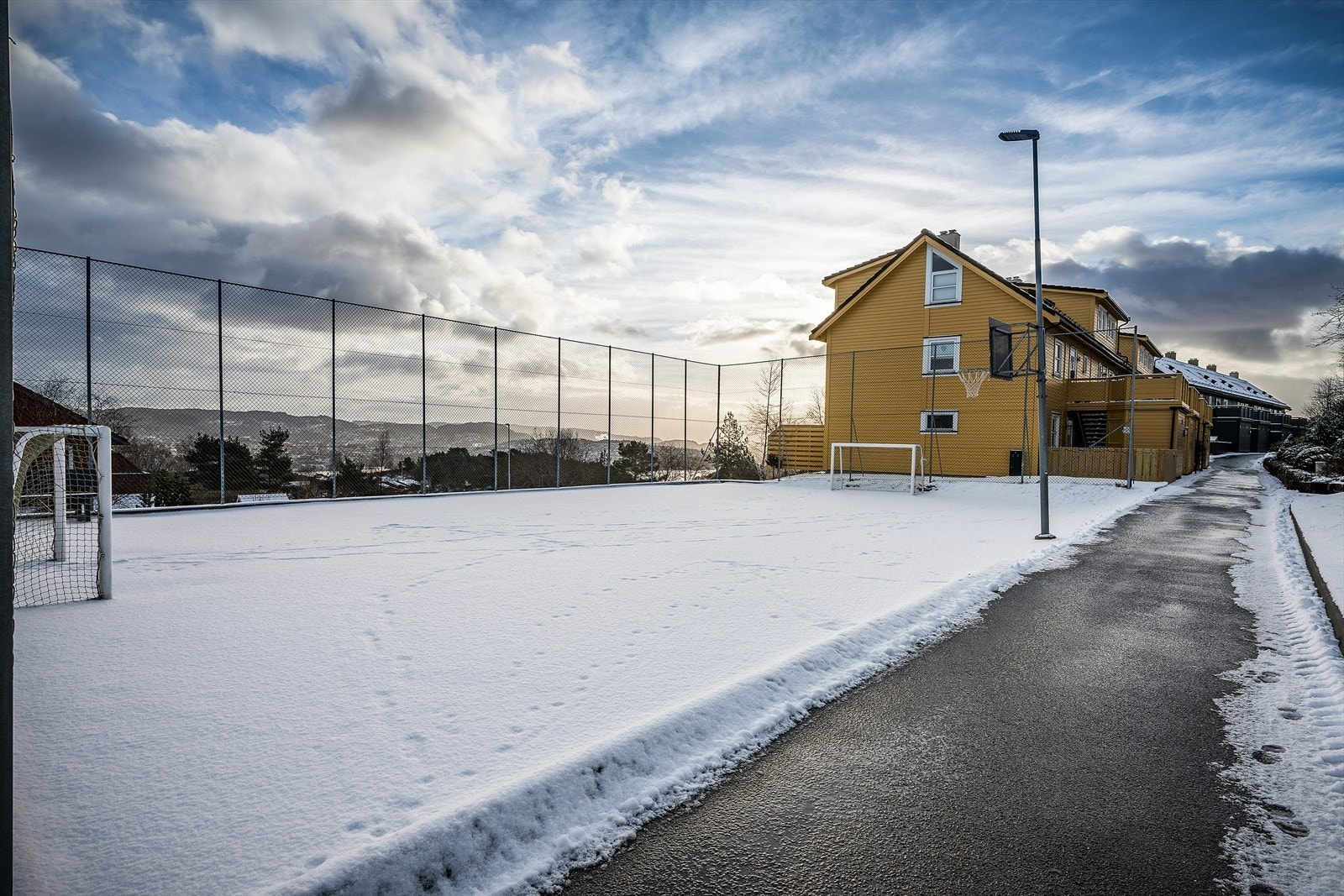 - Fotballbane “forvandles” til meget populær skøytebane på vinteren - Galleribilde