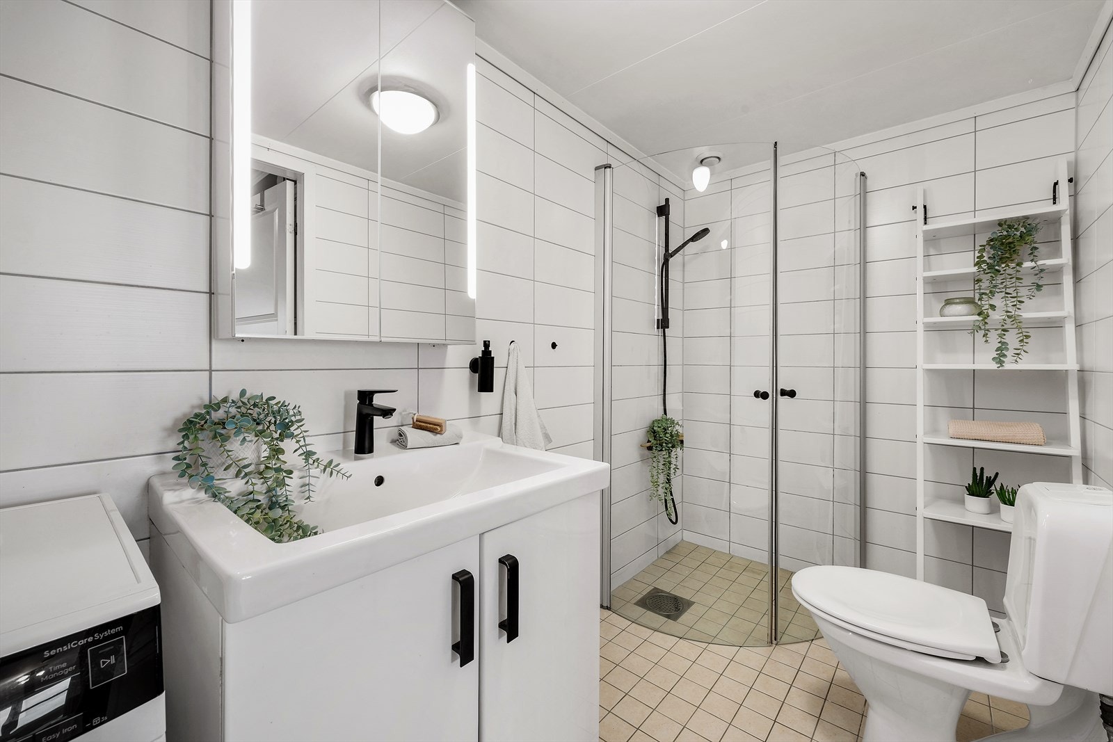 - På badet er det toalett, servant med innredning, dusjhjørne og opplegg for vaskemaskin - Galleribilde