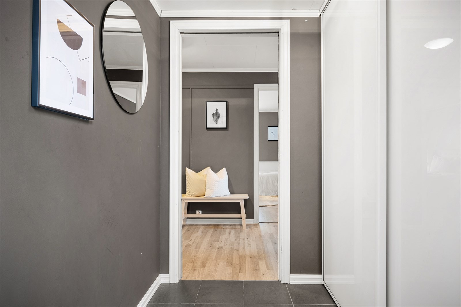 - Entré med skyvedørsgarderobe - Galleribilde