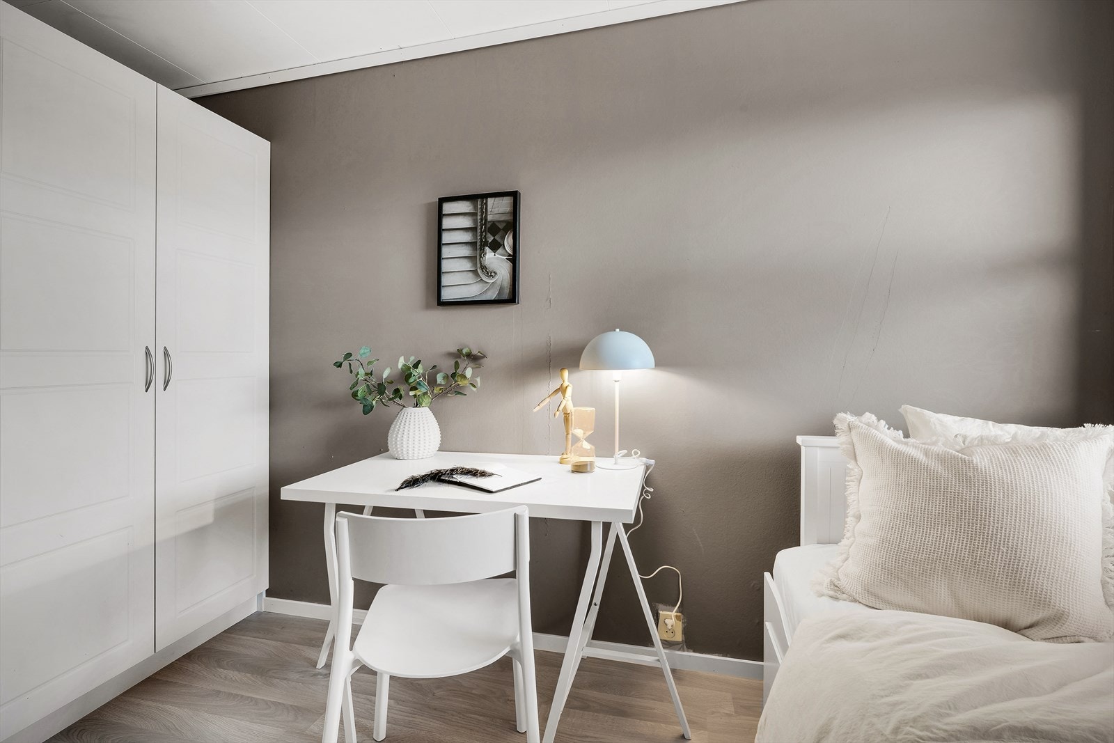 - Her er det god plass til seng, garderobe og skrivepult - Galleribilde