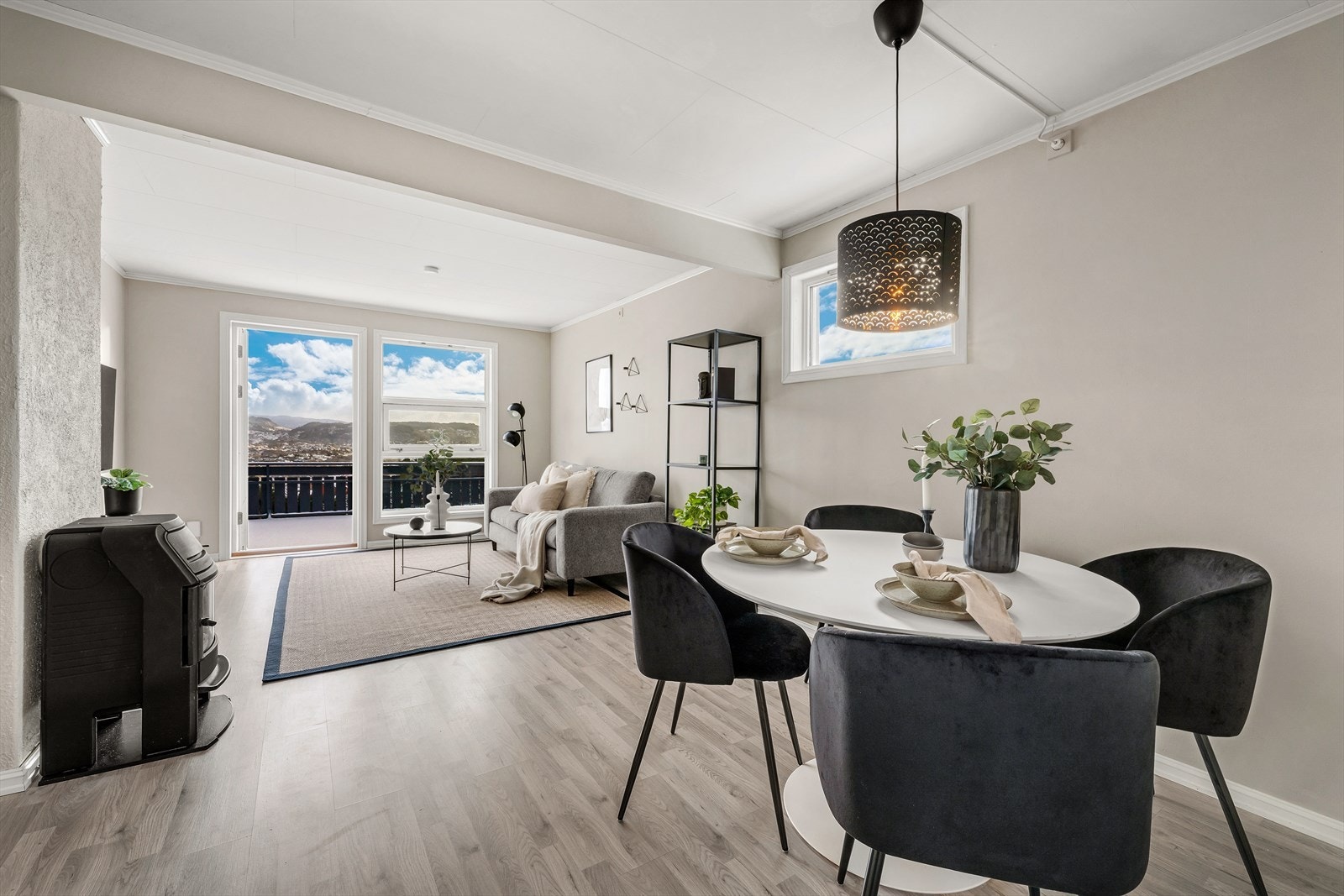 - I stuen blir man umiddelbart trukket mot vinduene som slipper lys og utsikt inn i rommet - Galleribilde