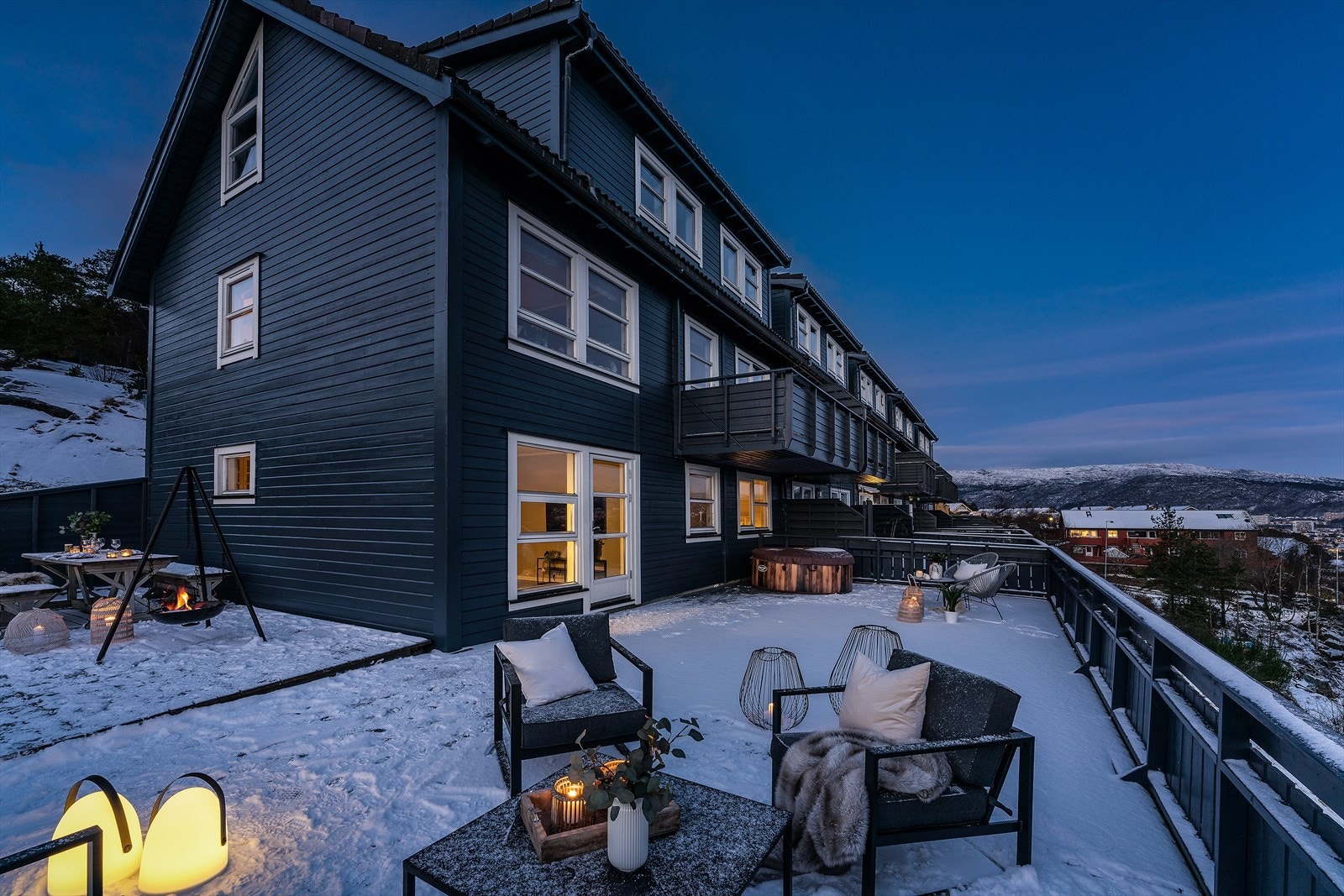 - Gullstølsstien 100 har en prima beliggenhet på enden med ca. 100m²
terrasse - Galleribilde