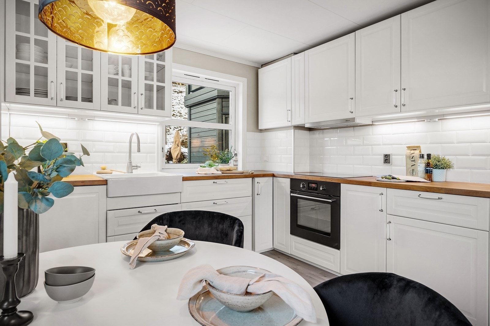 - På kjøkkenet er det god skap- og benkeplass som gjør matlagingen til en drøm - Galleribilde