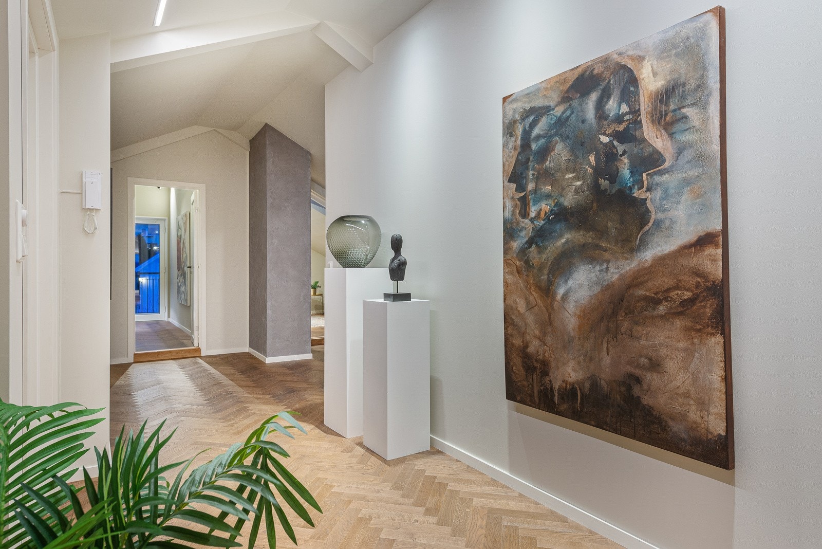 Leiligheten har i alt 3 soverom, hvor 2 av soverommene har egen balkong Galleribilde