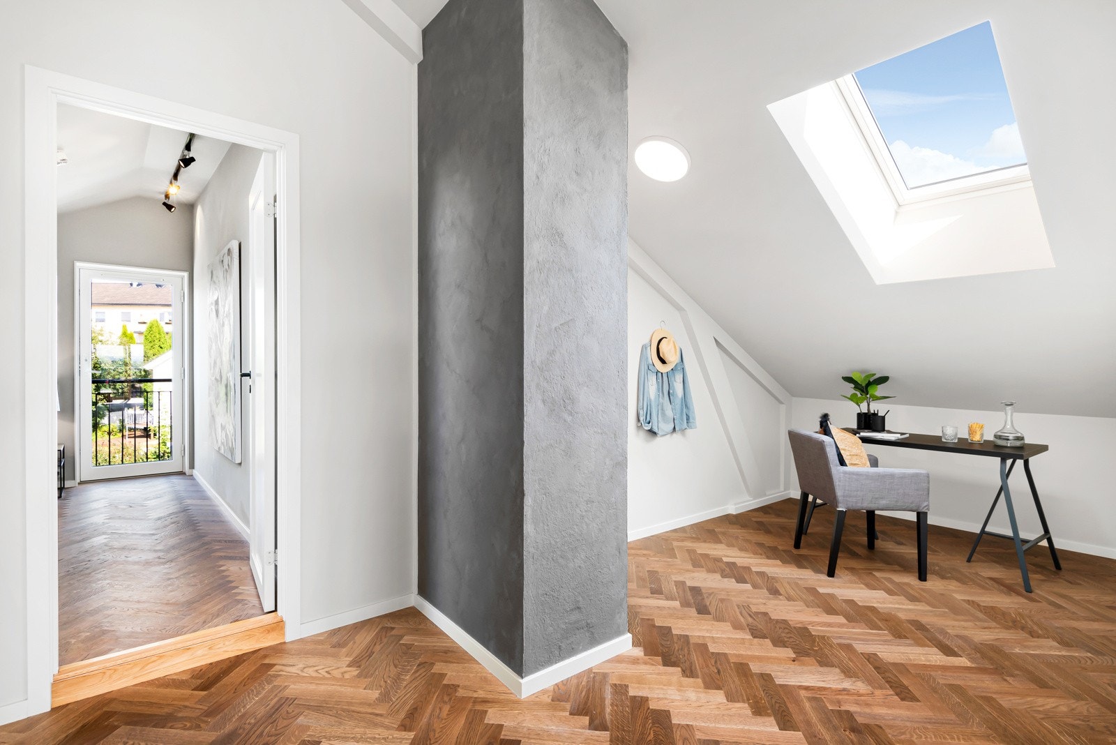 Utenfor soverommene er det god plass til feks et hjemmekontor under takvinduet. Galleribilde