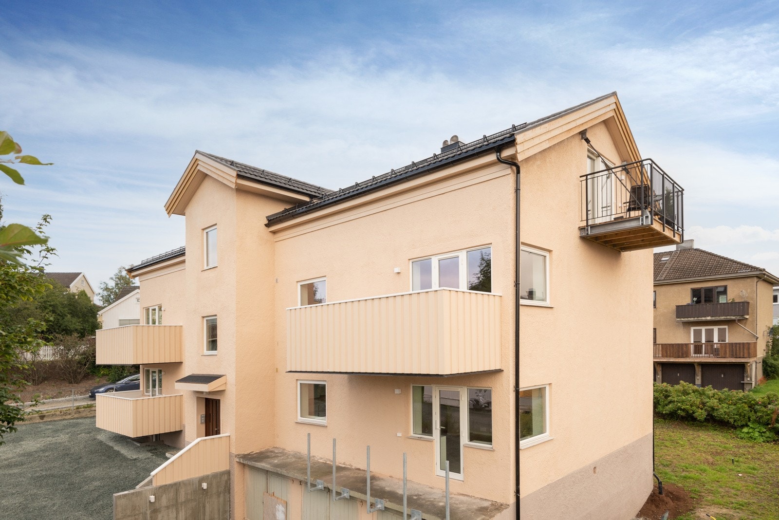 Fasade av bygget, her ser man også den solid bygde balkongen på loftet. Galleribilde