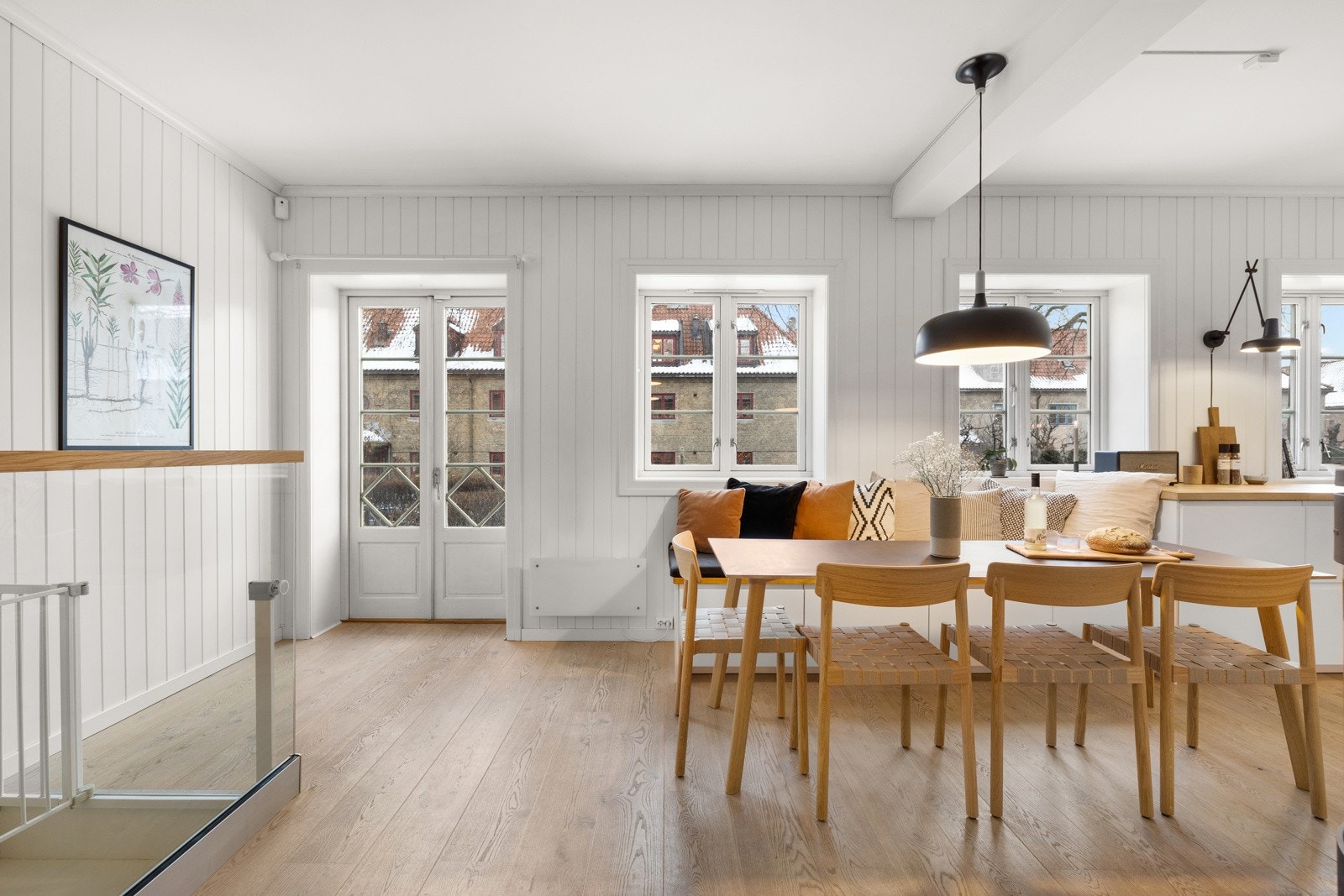 Mye lys fra vinduene gir et lyst og behagelig rom å tilbringe tid i. Galleribilde