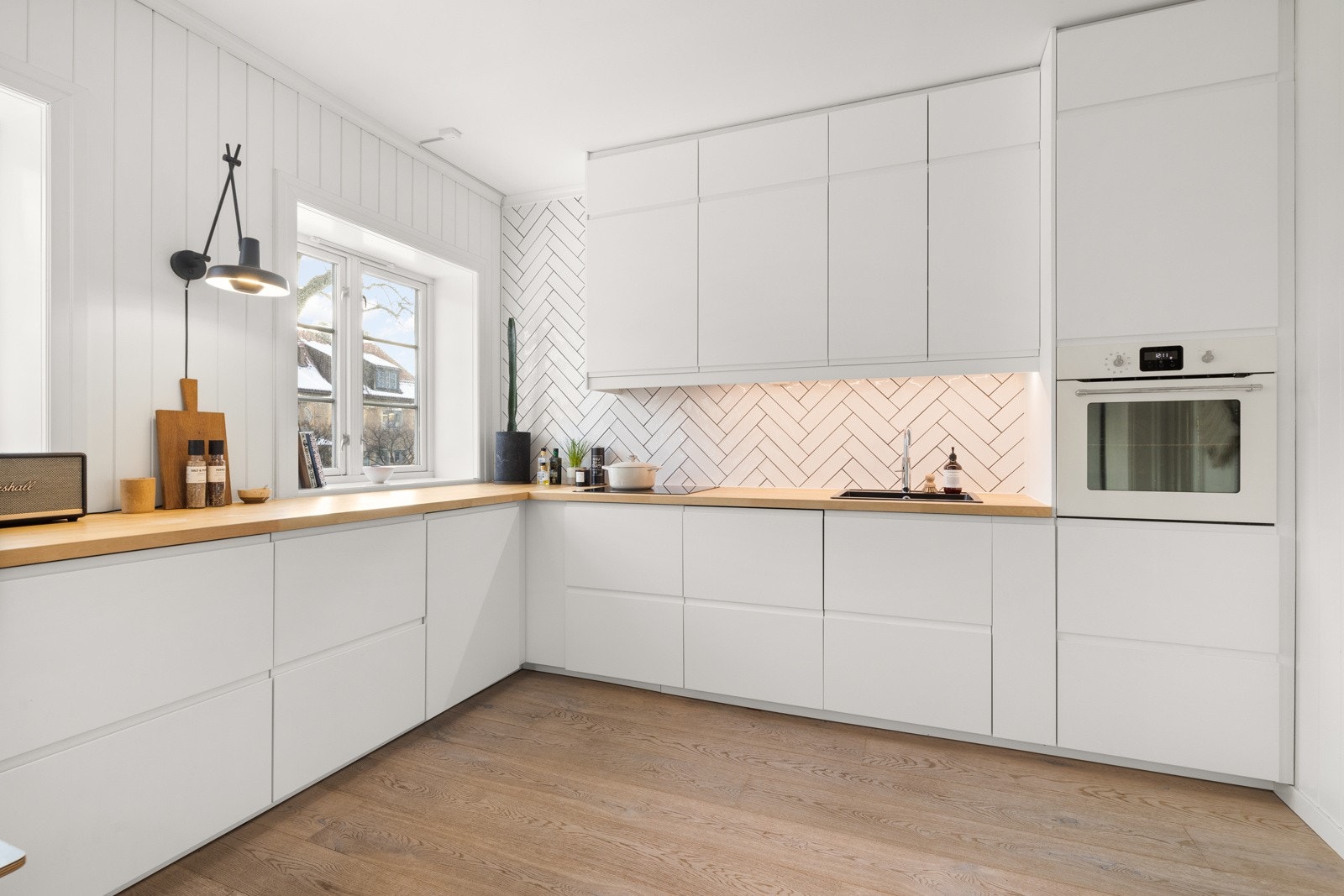 Godt med oppbevaringsplass i skuffer og skap gjør det enkelt å holde orden. Galleribilde