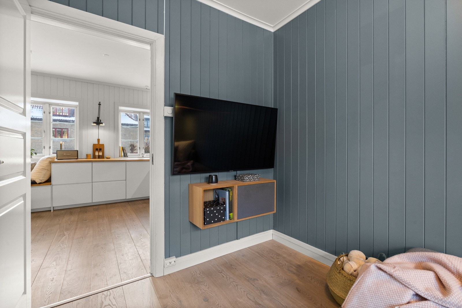 Stuen er malt i en dempet, behagelig farge som gir liv til rommet. Galleribilde