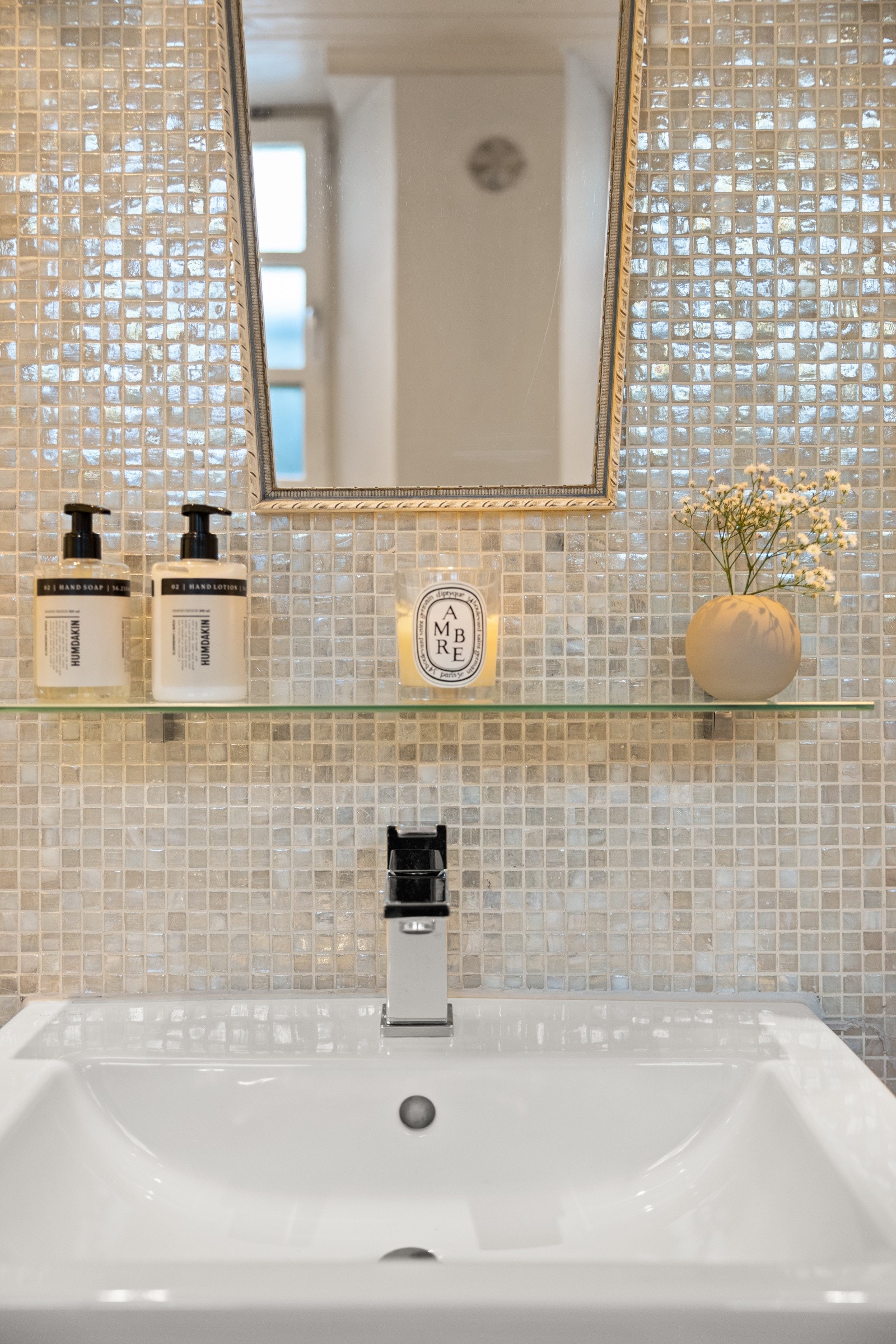 Lekre fliser bak vasken fra Fired Earth. Galleribilde