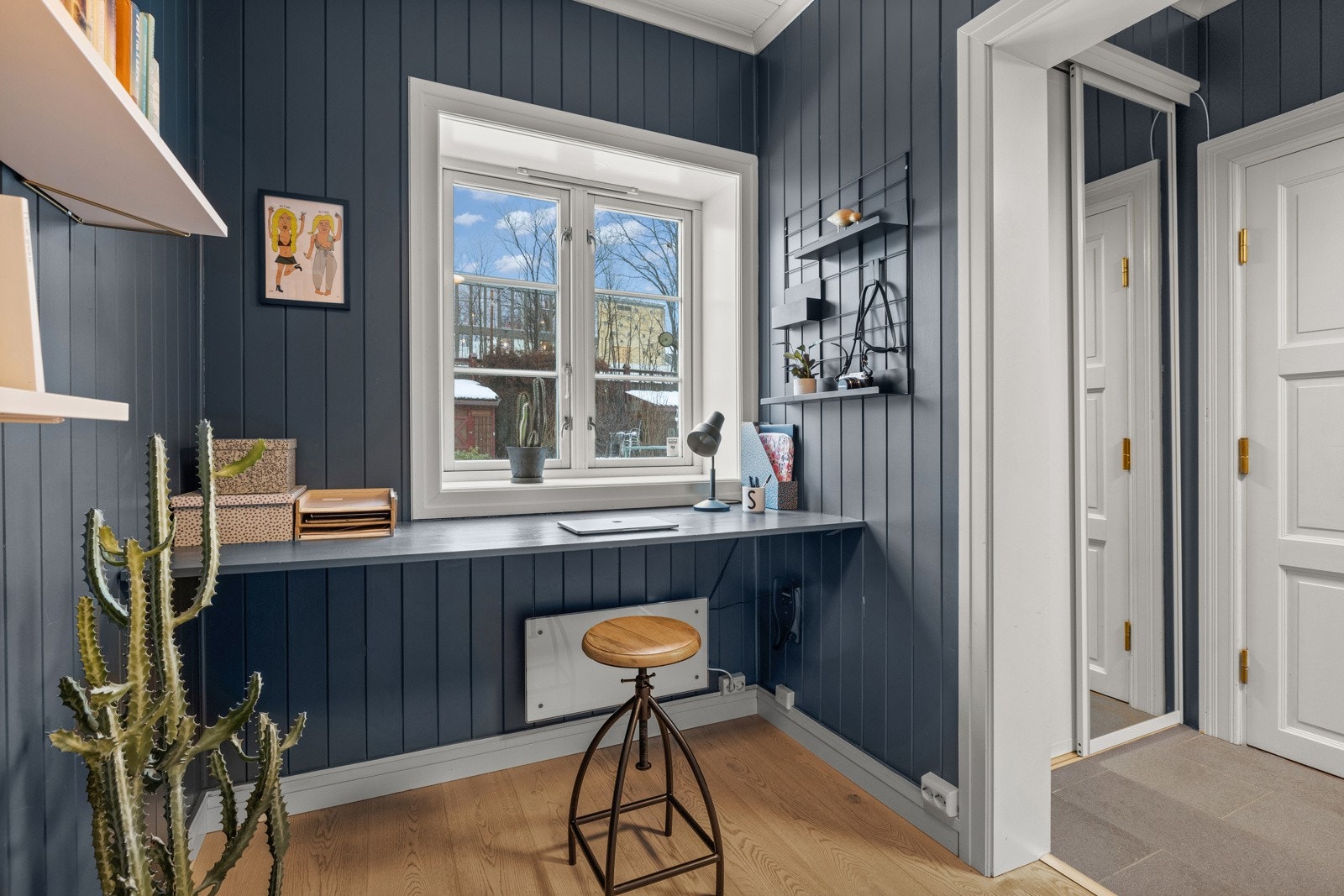 Innenfor entréen byr etasjen på et praktisk kontor som gjør hverdagen med hjemmekontor litt enklere. Galleribilde