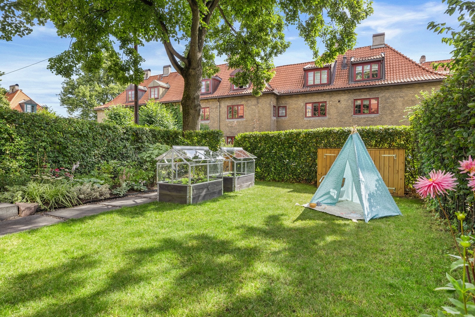 Hagen er godt skjermet og det er mye boltreplass for både store og små. Galleribilde