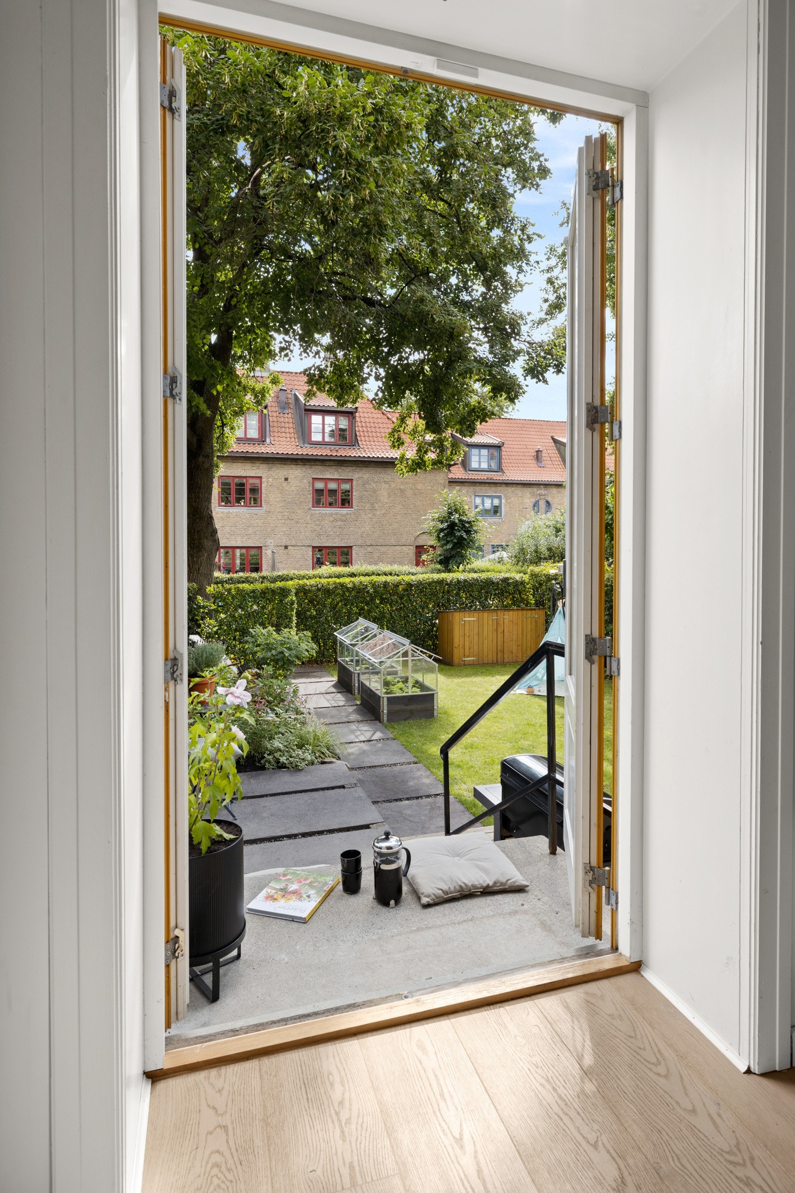 Ved å åpne de doble dørene går inne- og uterom i ett - noe som både er praktisk og svært behagelig. Galleribilde