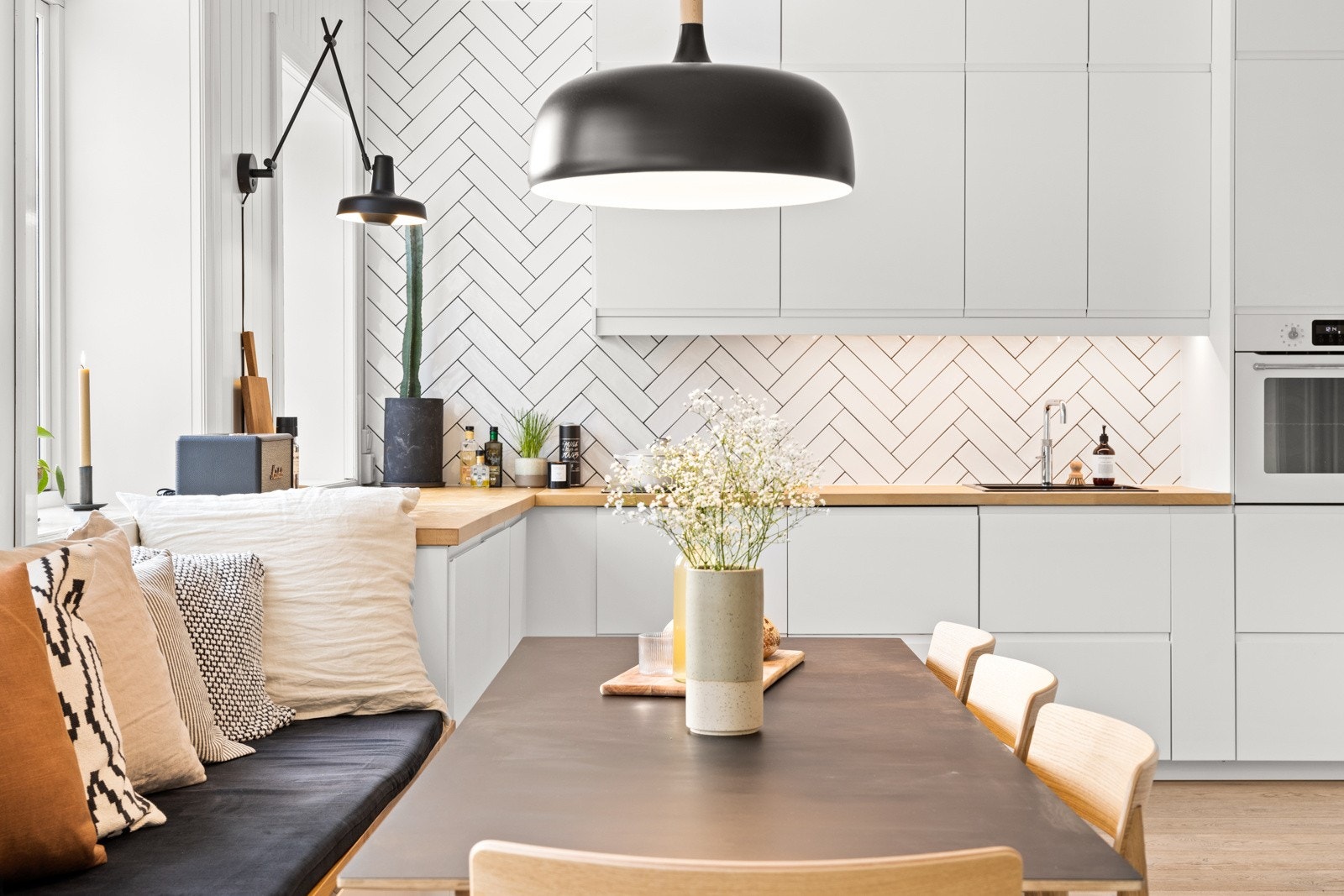 Kjøkkenet er et fryd for øyet og her vil matlagingen gå som en lek. Galleribilde