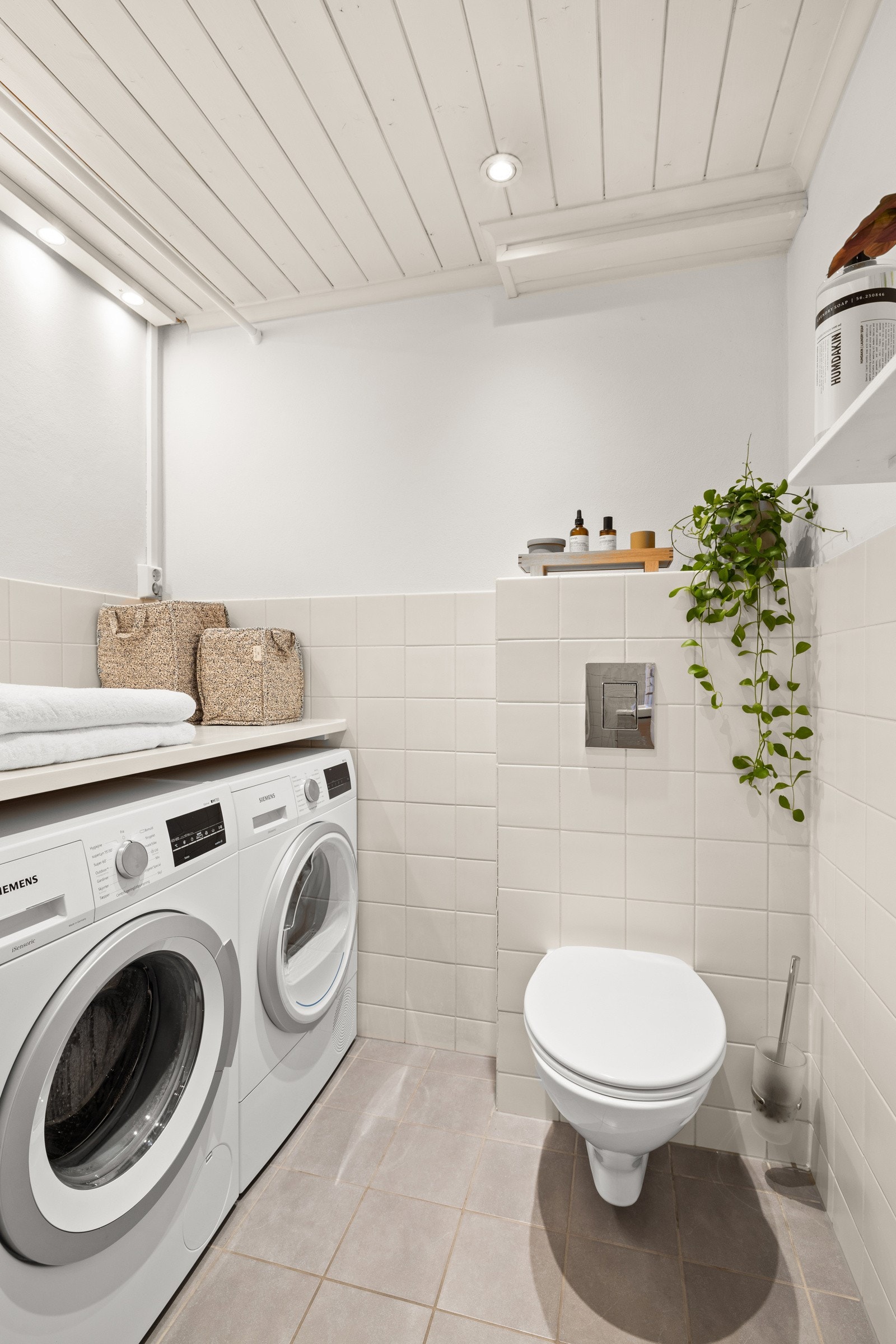 Egen nisje for vaskemaskin og tørkemuligheter. Galleribilde