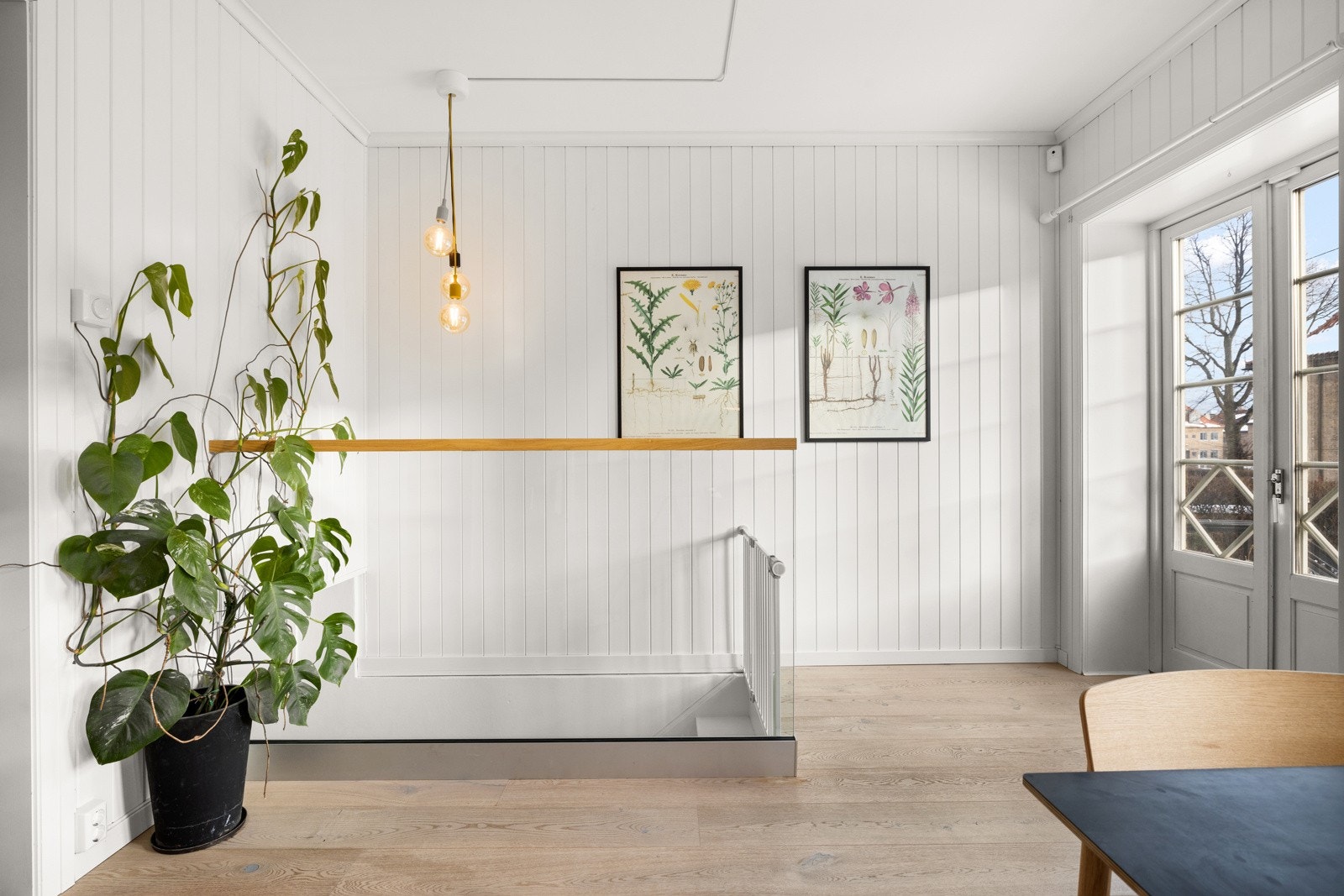 Det at boligen går over flere etasjer gir rom for alenetid og hvile, så vel som større samlinger. Galleribilde