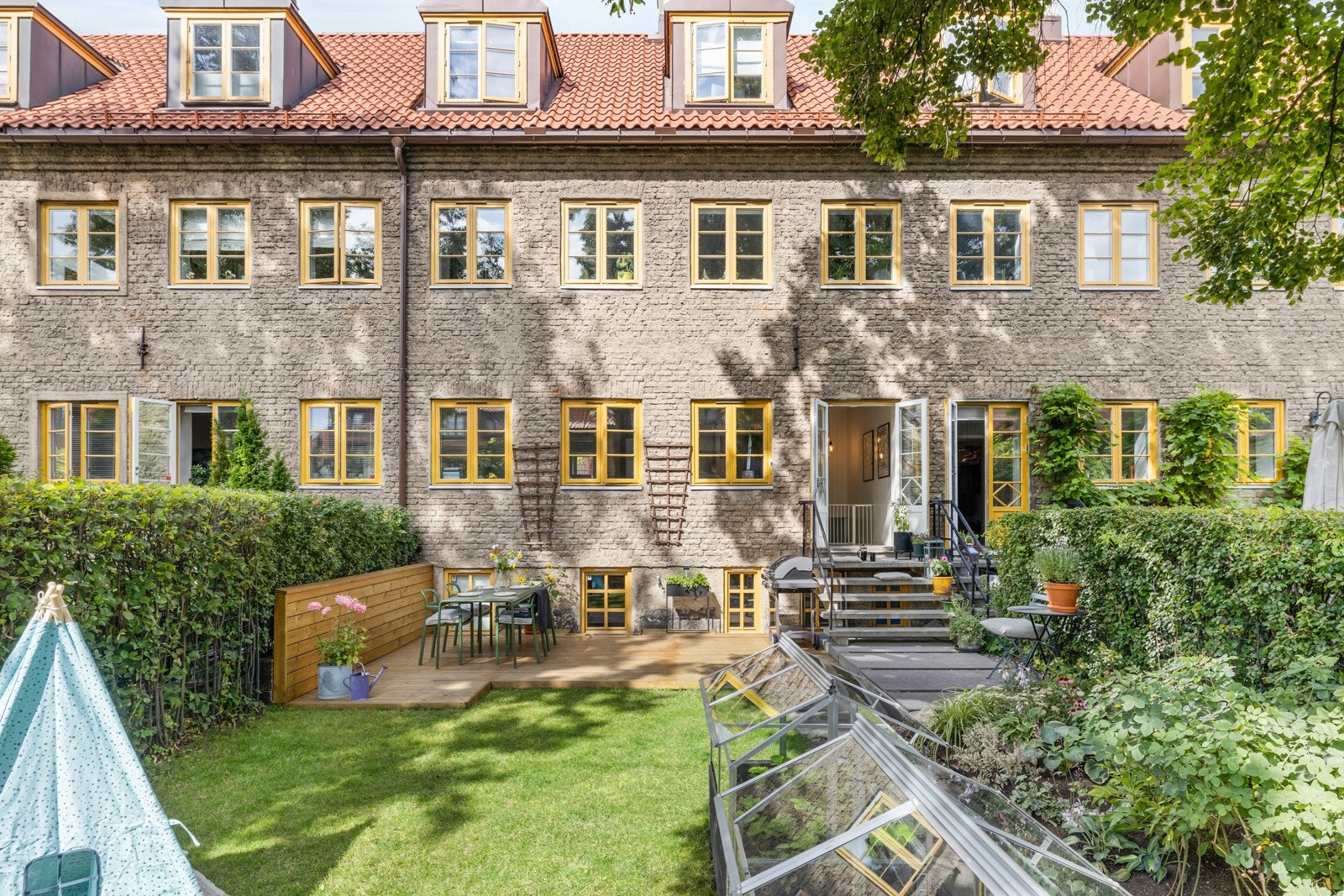 På vår- og sommerhalvåret er det fullt av liv i hagebyen og dere kan nyte sommeren på best mulig måte. Galleribilde