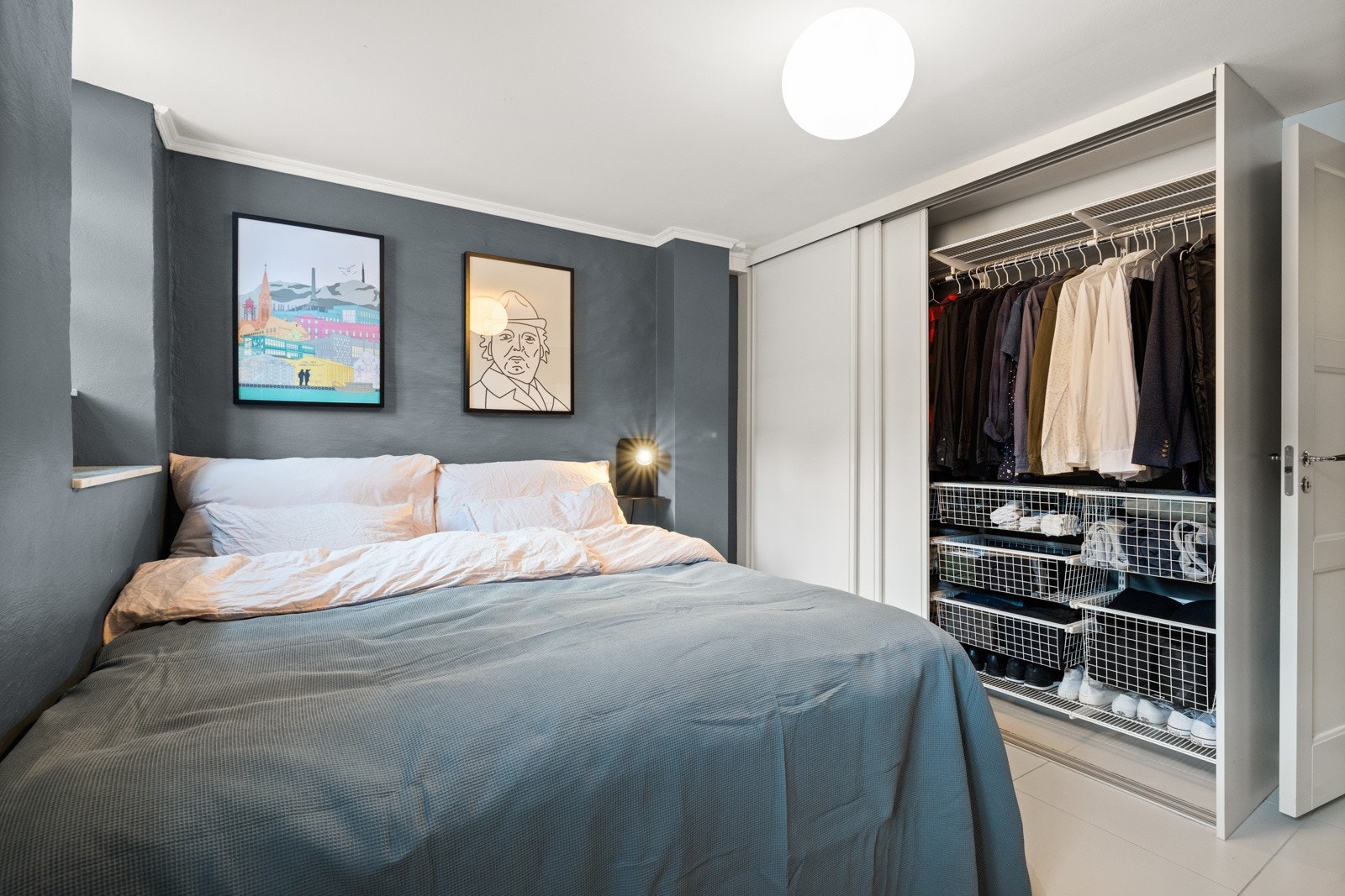 En stor garderobeløsning sørger for god plass til klær og sko. Galleribilde