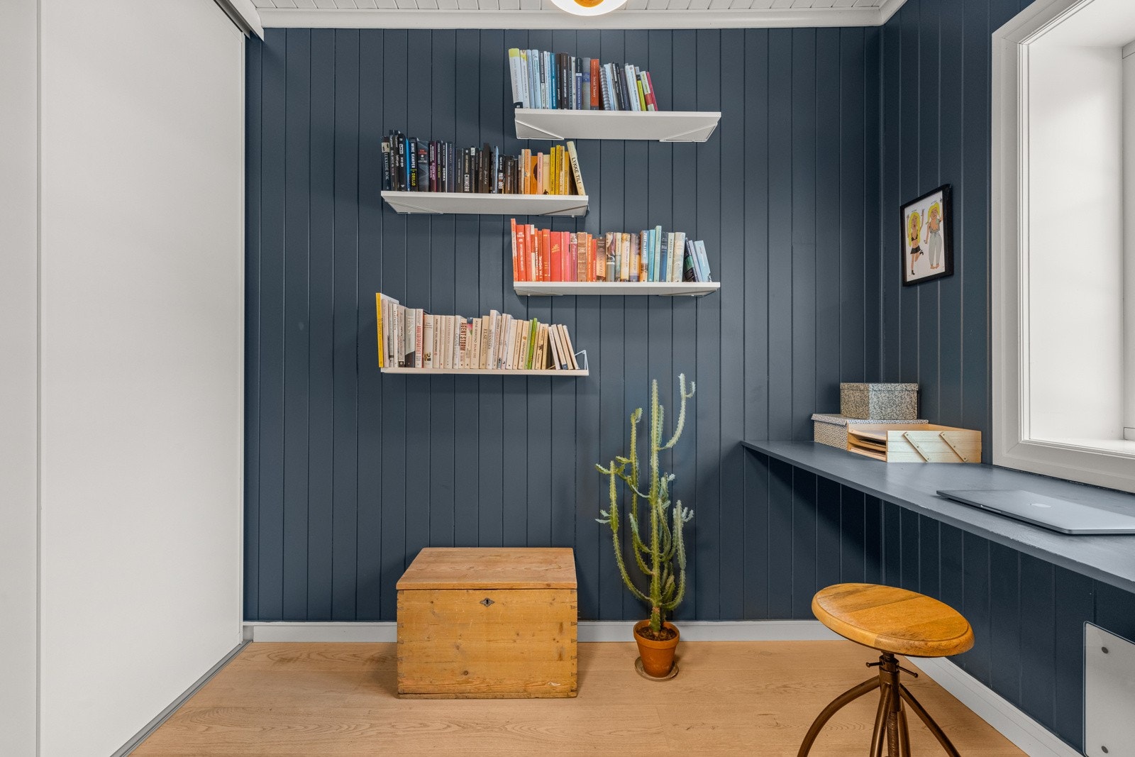 Rommet er også utstyrt med et romslig garderobeskap som gir godt med lagringsplass. Galleribilde