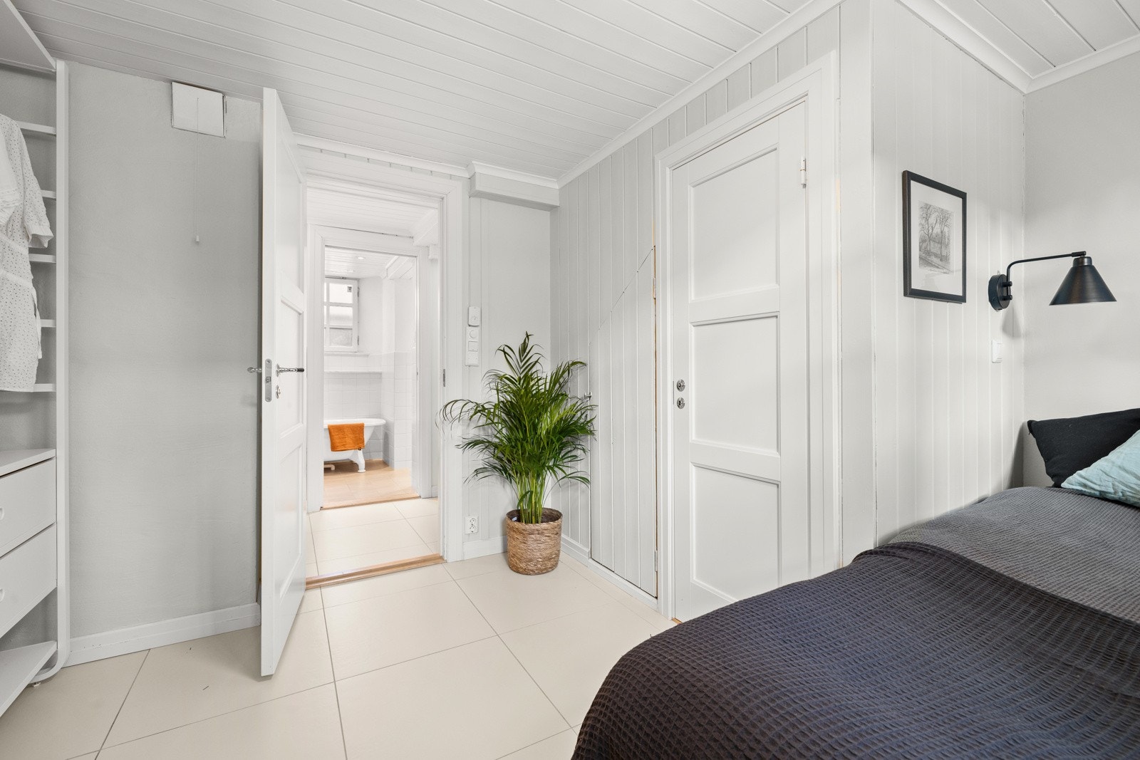 Rommet er tilknyttet en innvendig bod under trappeløpet. Galleribilde