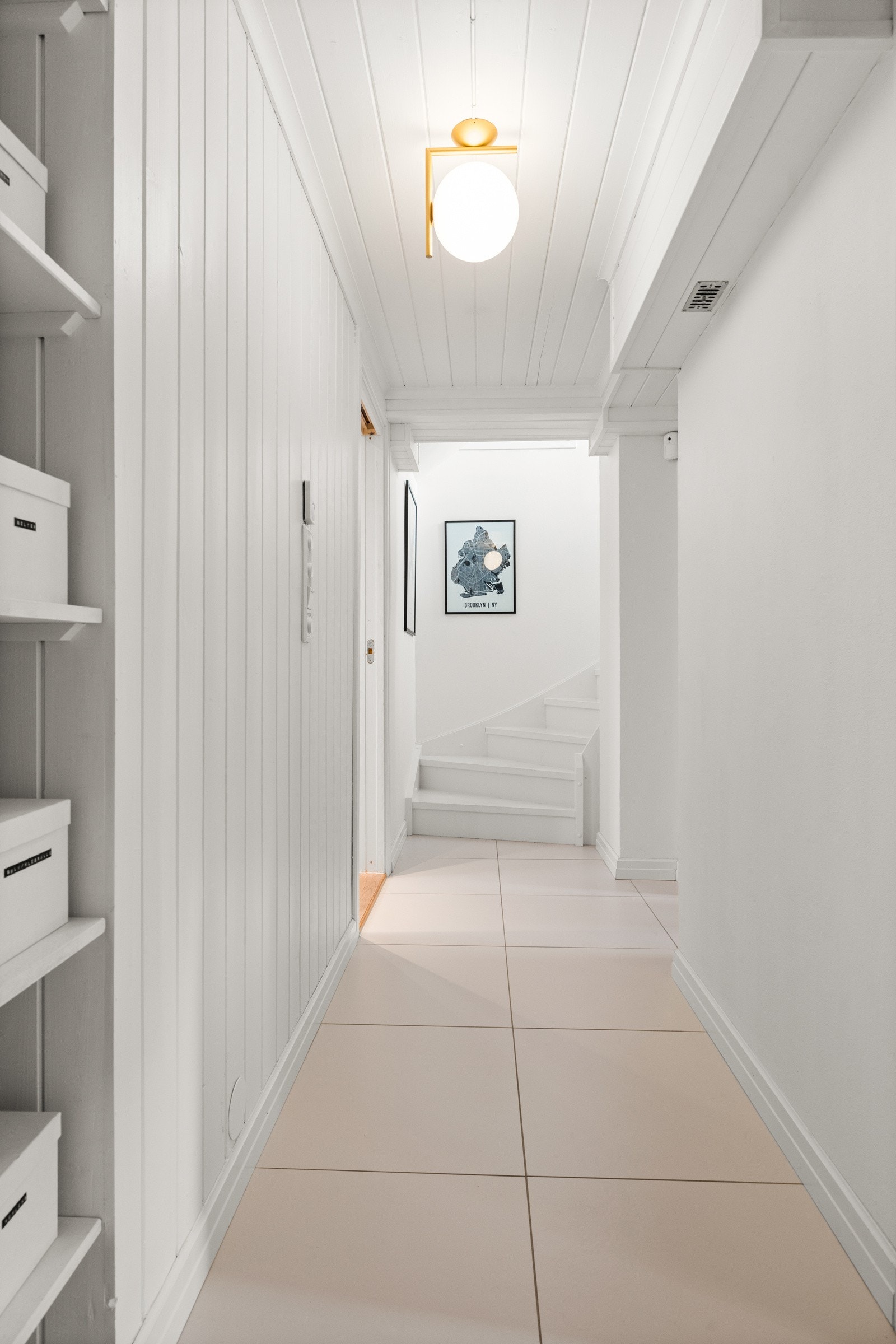 I kjelleren er det lagt vannbåren gulvvarme fra 2011 i alle rom. Galleribilde