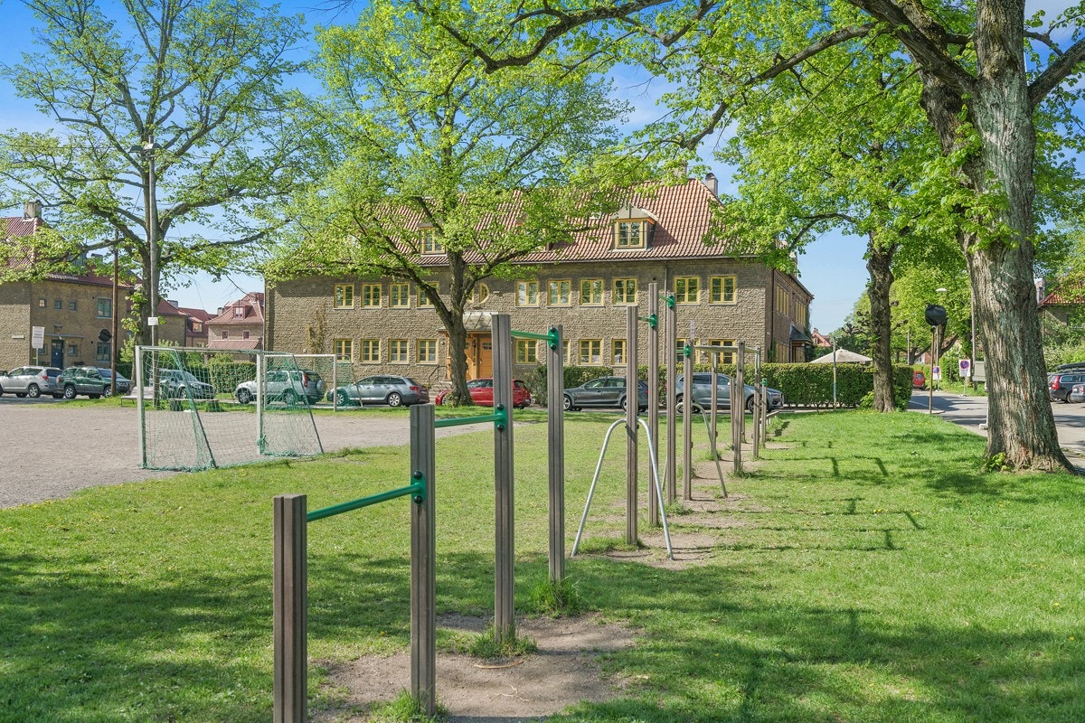 Store felles grøntarealer med tilbud for alle aldersgrupper - her utetrening ved fotballbanen. Galleribilde