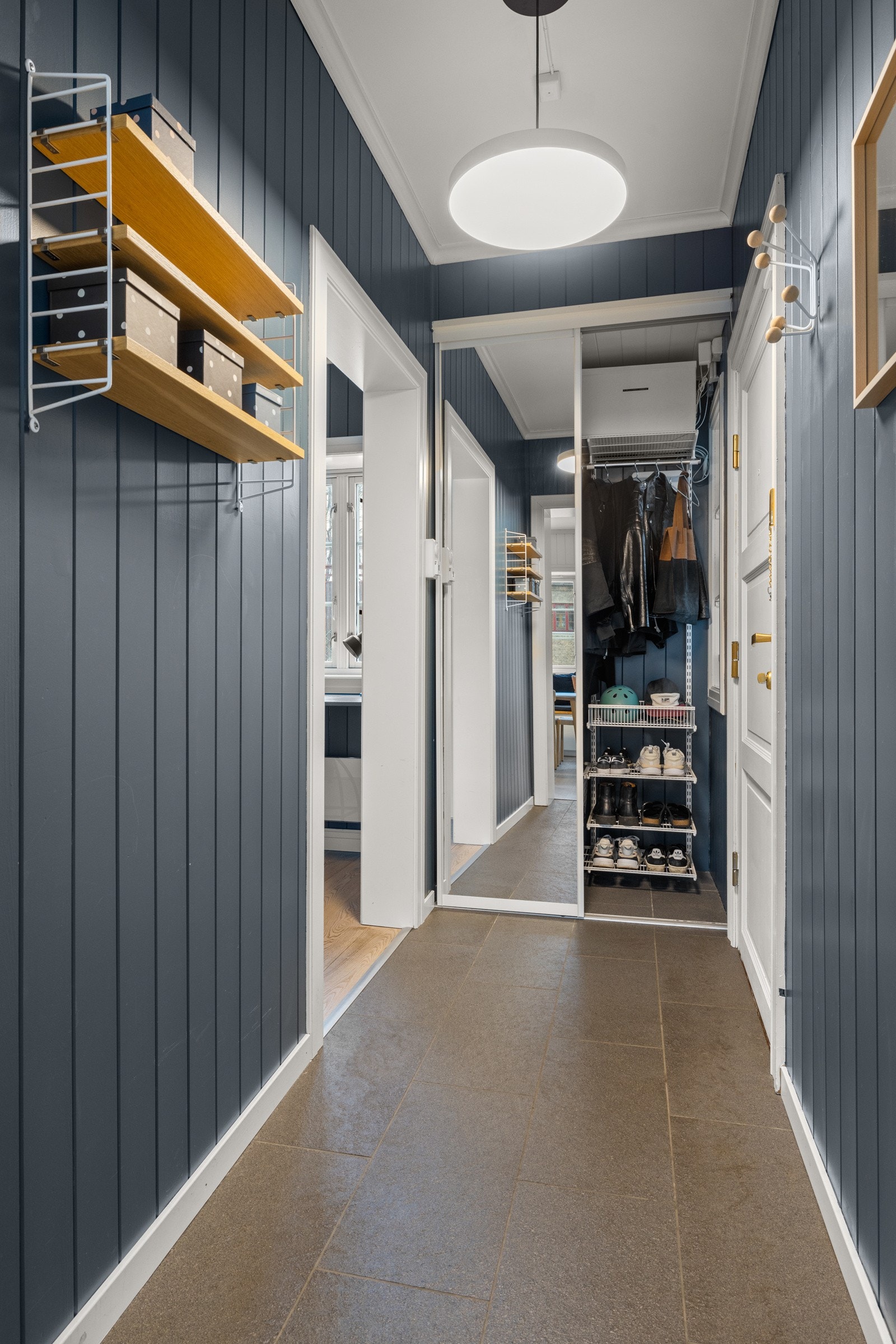 Entréen er flislagt med gulvvarme og et garderobeskap sørger for et ryddig uttrykk. Galleribilde