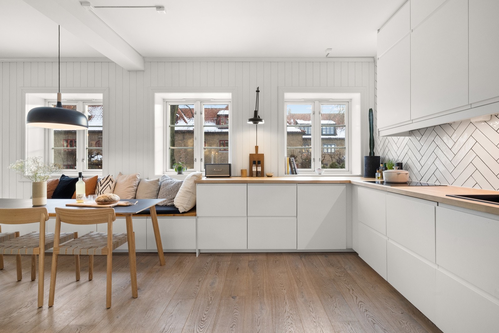 Den romslige kjøkkeløsningen er svært sosial og gir plass til stort spisebord. Galleribilde