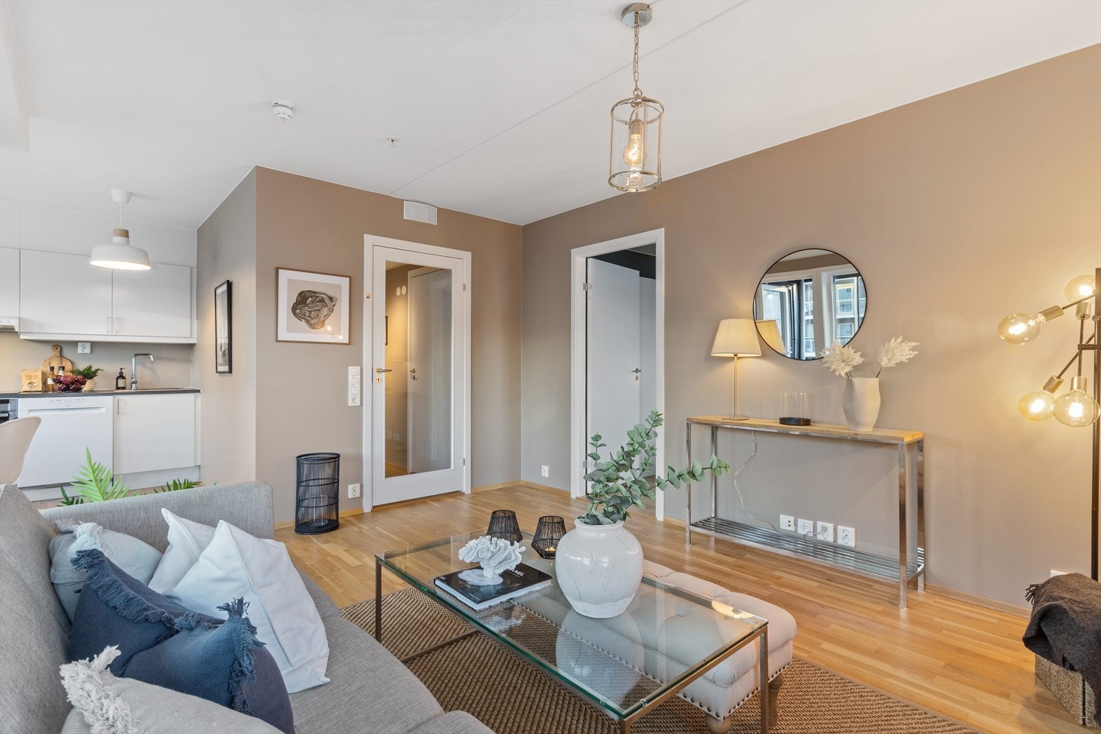 Boligen er oppvarmet med radiatorer tilknyttet til fjernvarme. Galleribilde