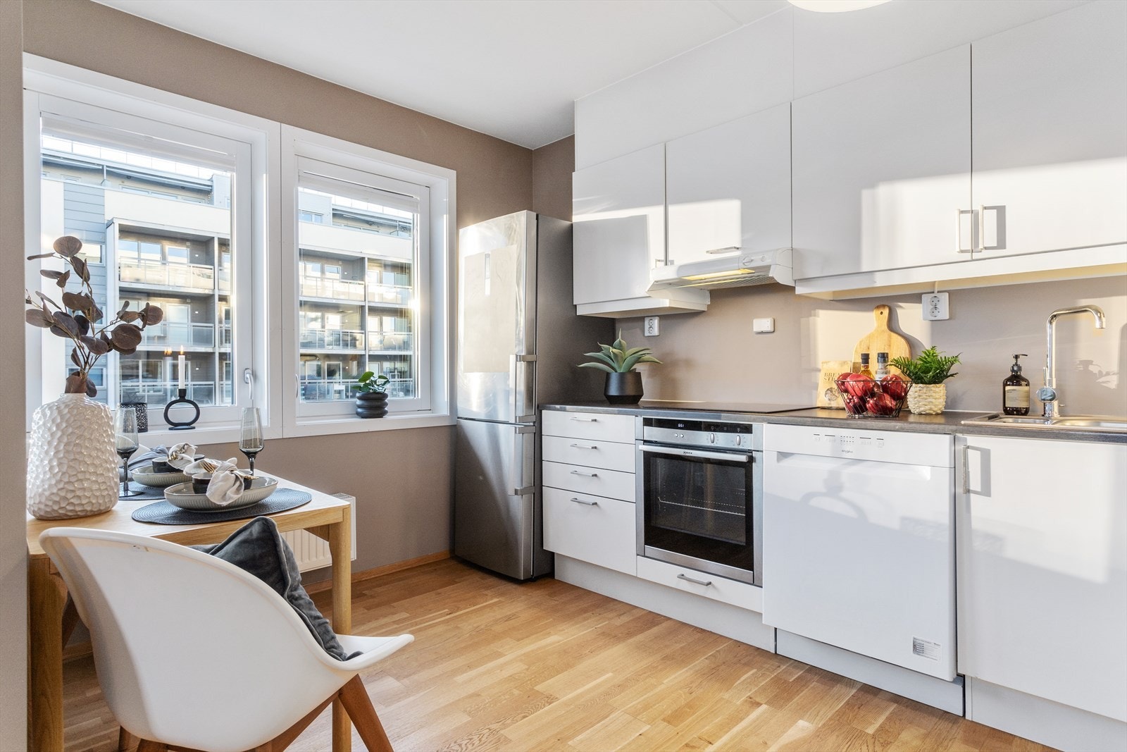 Meget innbydende kjøkken med åpen løsning mot stue. Galleribilde