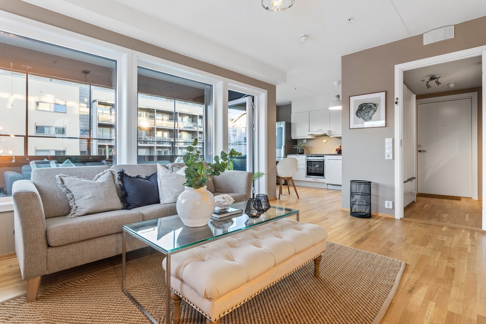 Innbydende stue med utgang til innglasset balkong Galleribilde